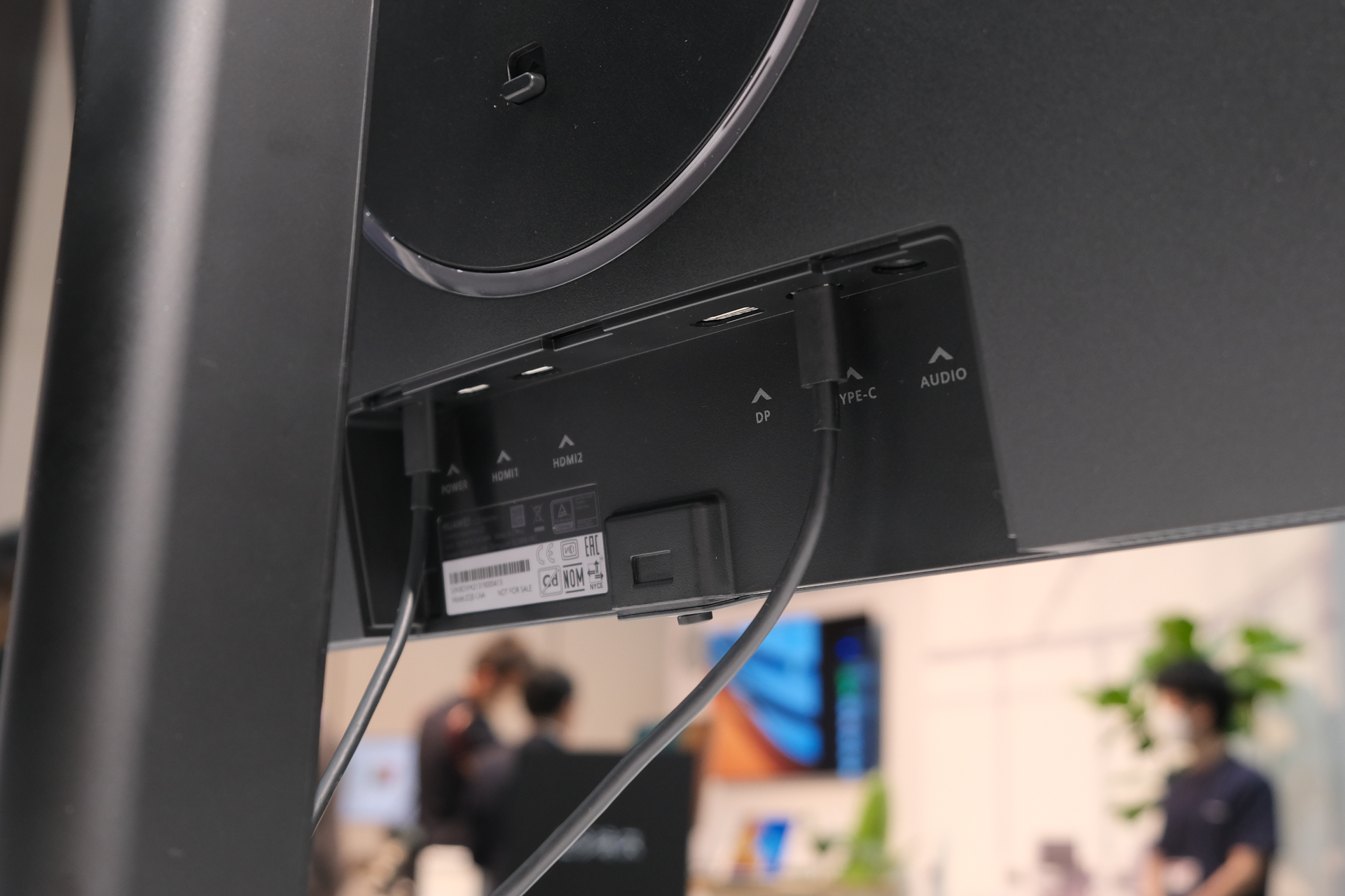 圧巻、そして全部盛り。スピーカー＆マイク搭載の34インチ曲面