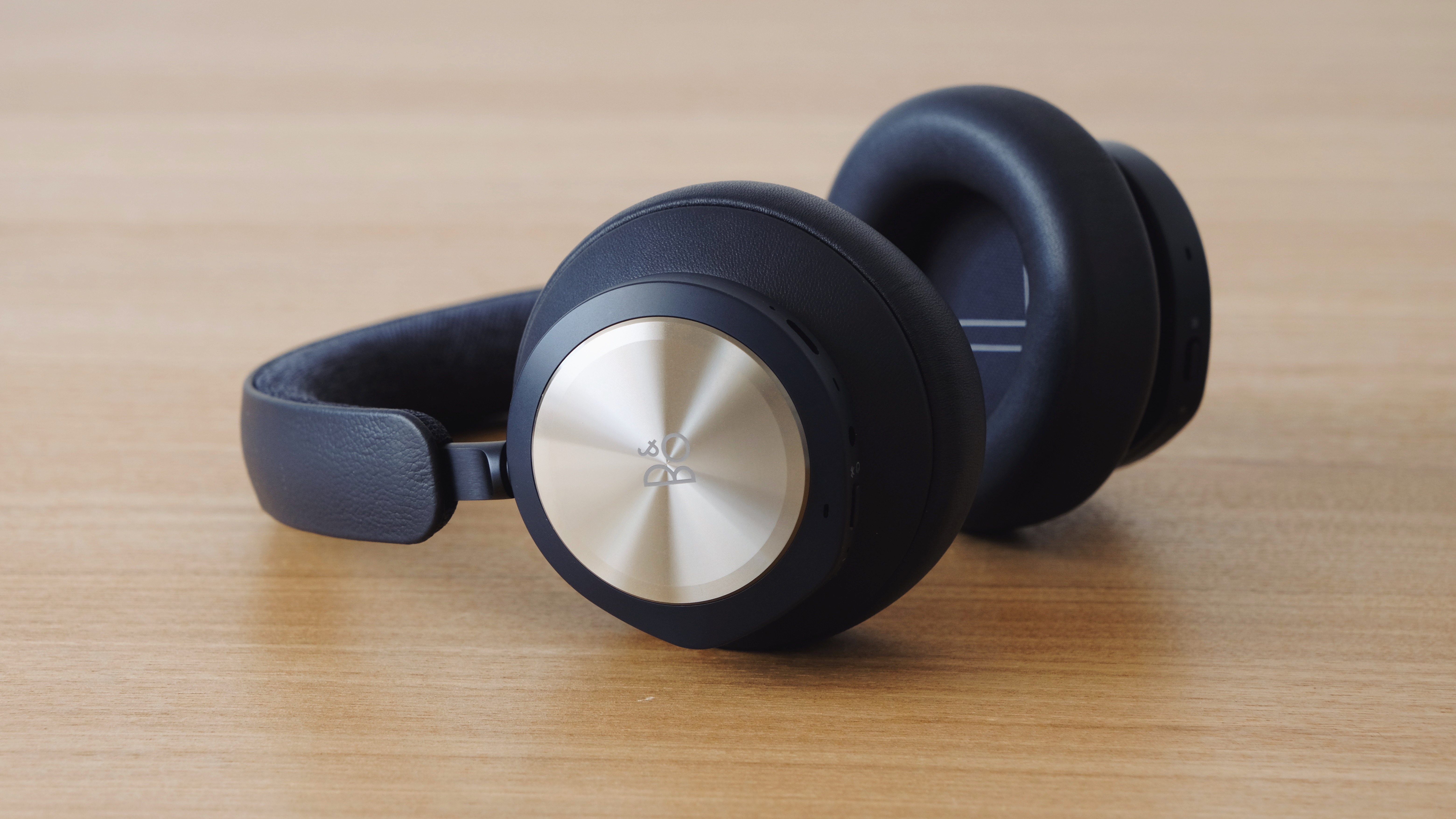 ヘッドホン Beoplay Portal 音楽、ゲーム、仕事用のヘッドホンを1台運用に！って考えると「Beoplay