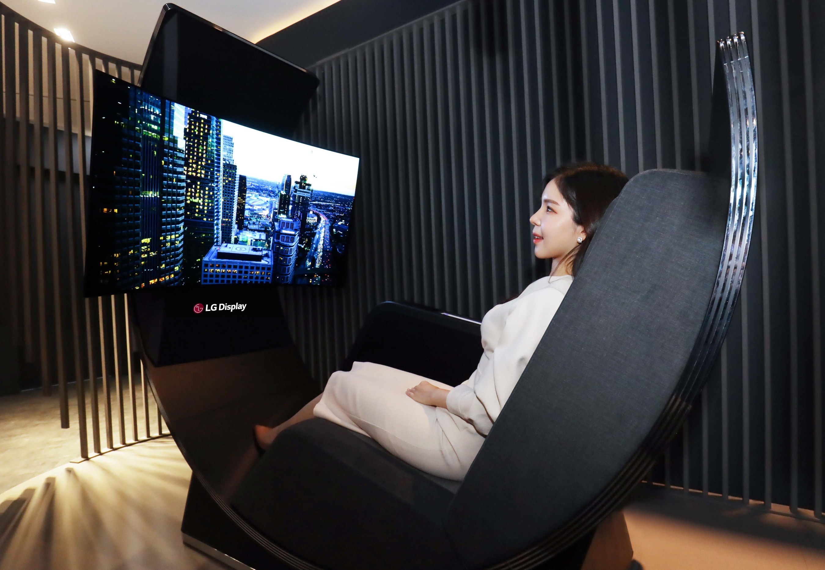 LG 大型ディスプレイ 本体 ゲーセンにありそう…。LGの55型フレキシブルOLEDディスプレイを使った