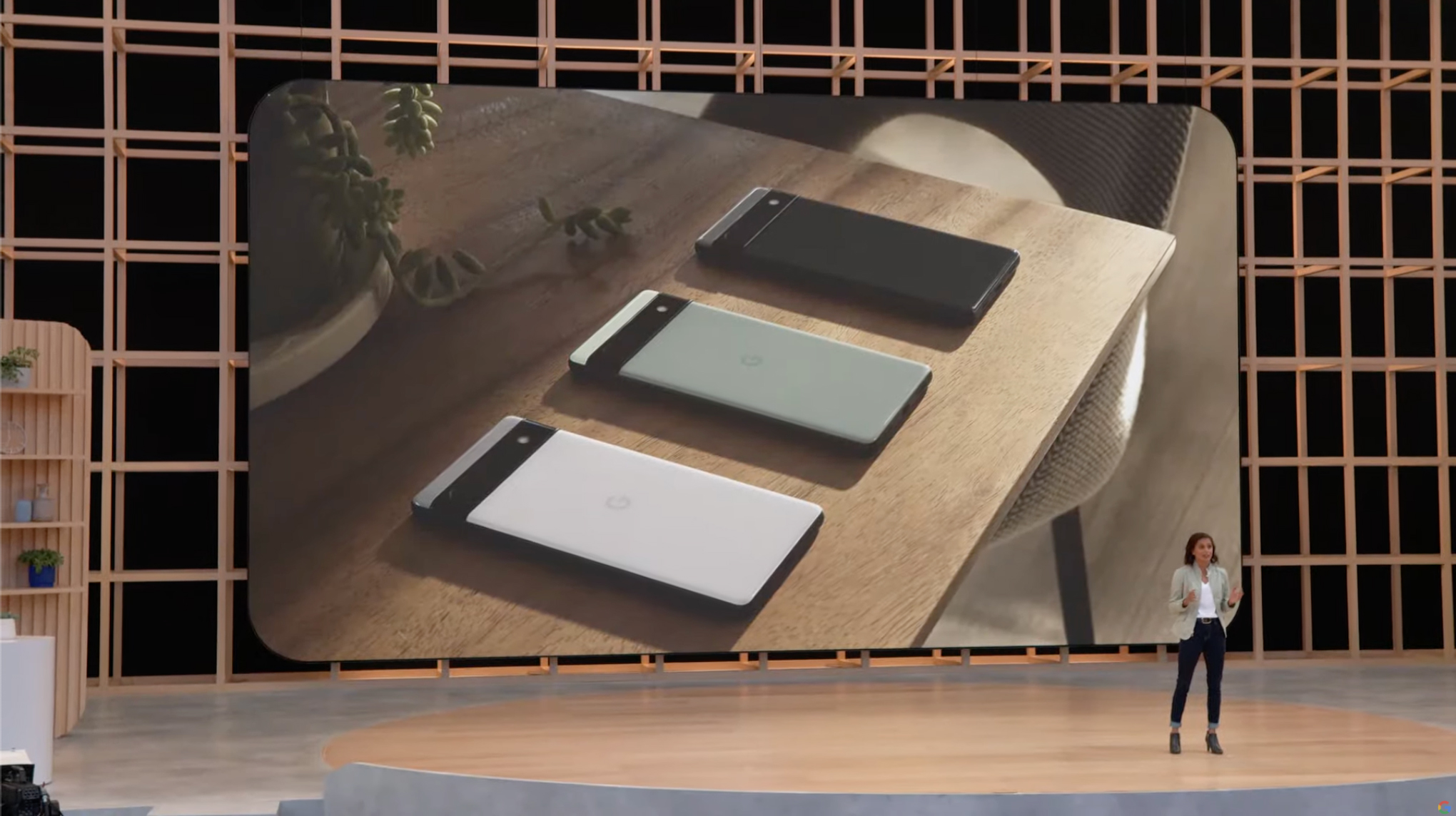 出ました、Pixel 6a。無印のPixel 6と比較してみましょう