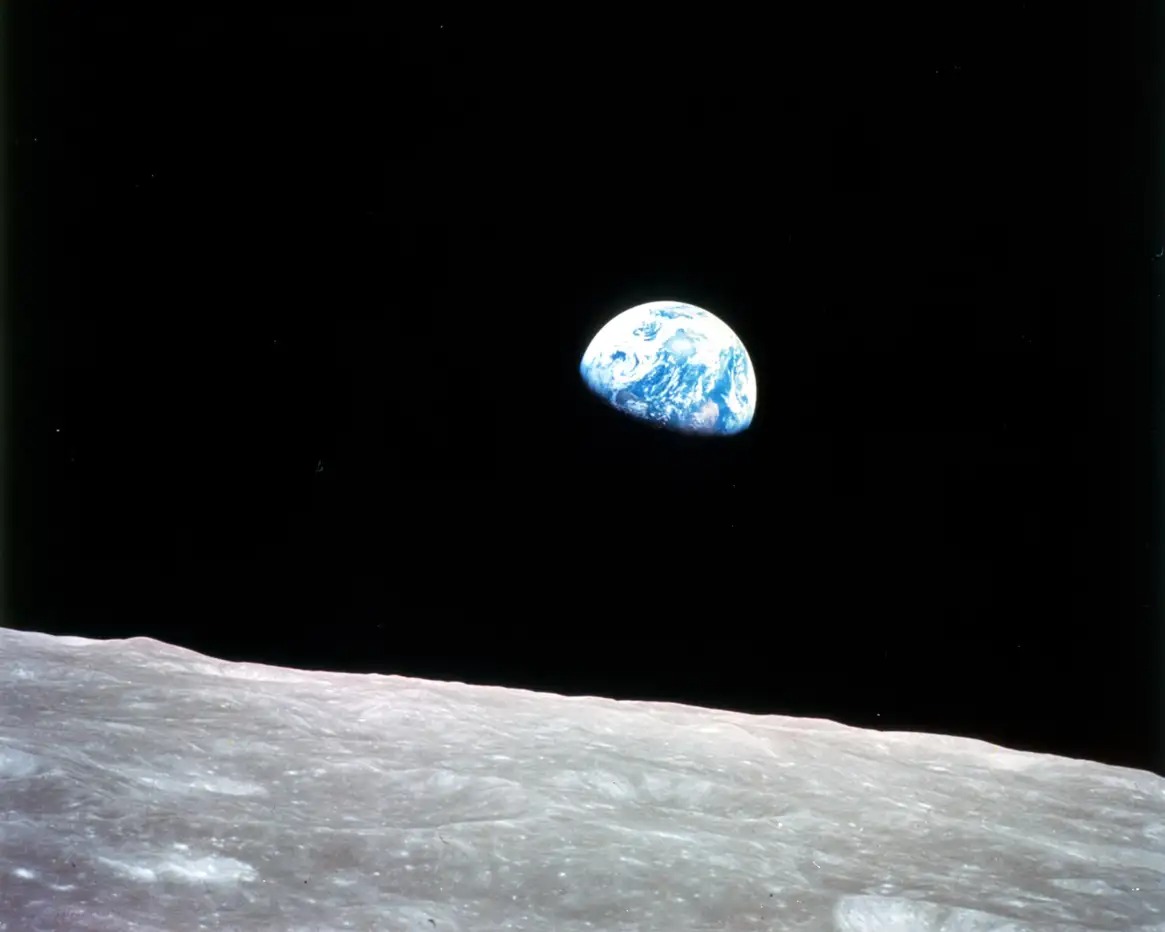 洋書◆宇宙から撮影した地球の写真集 本 自然 地形 人類による宇宙探索の足跡。宇宙から撮影された地球の歴史的写真9選