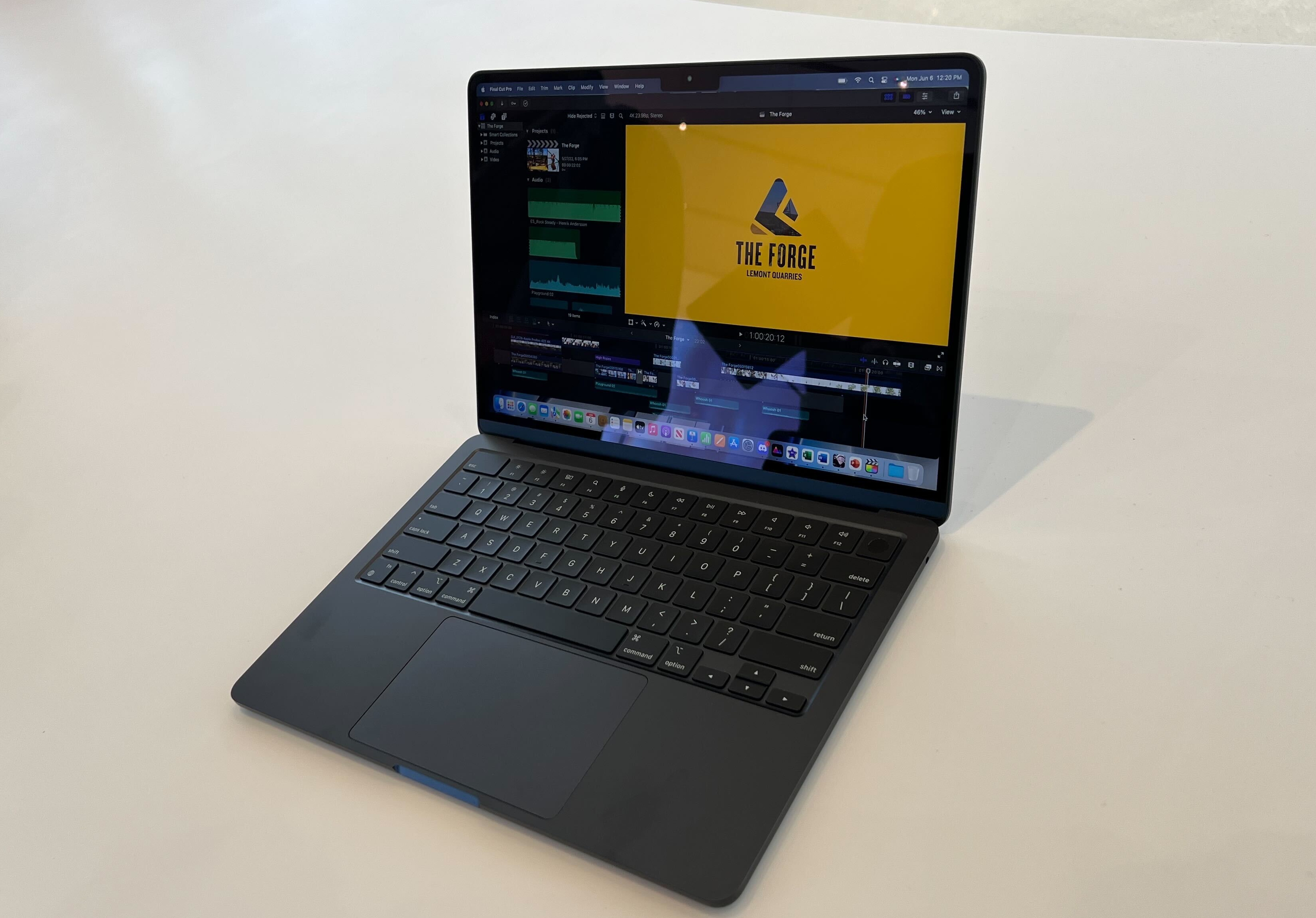 これがMacBook Airの新色「ミッドナイト」だ！現地から実機の写真と