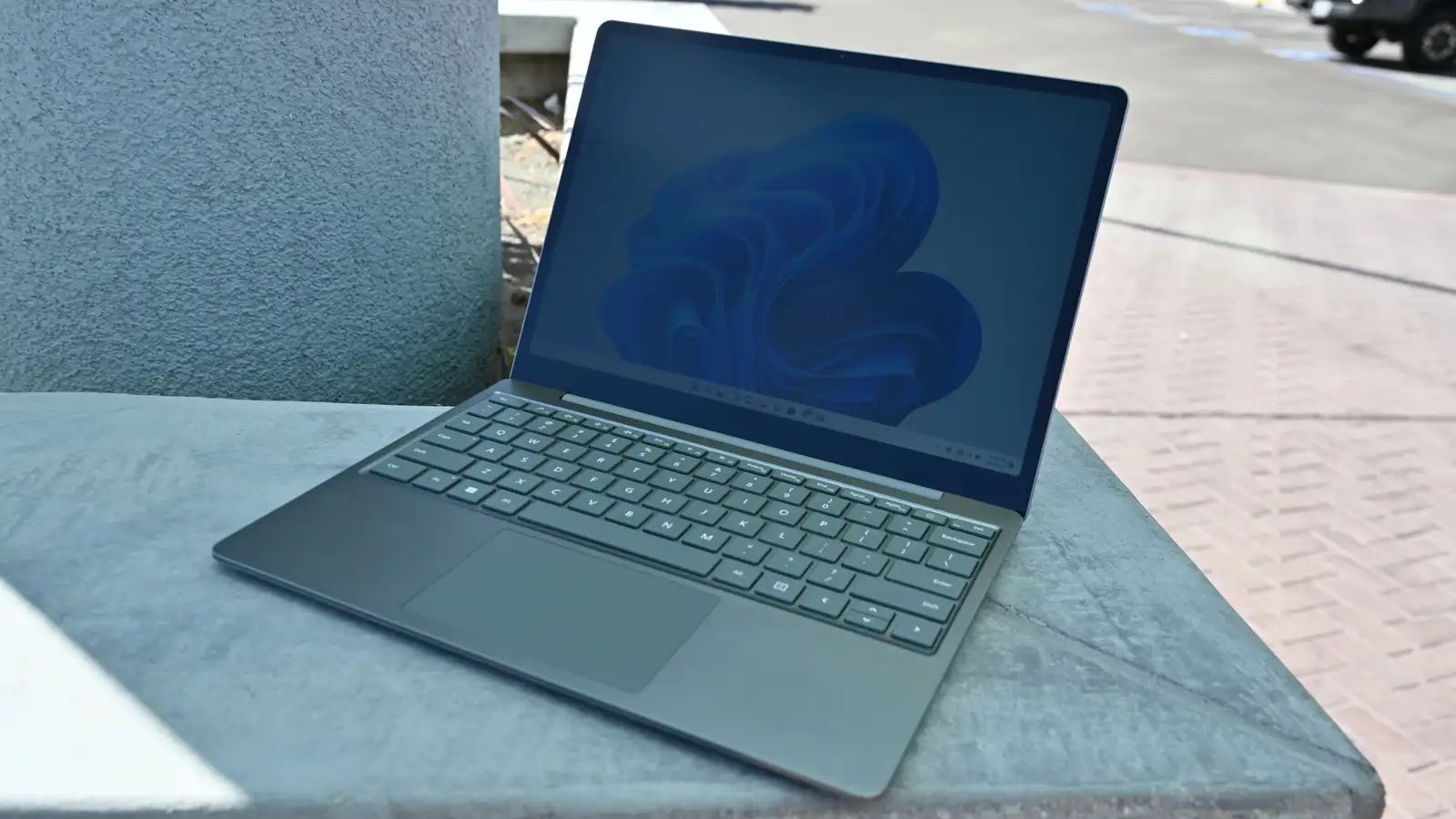 あと一歩で名作になれるお手頃ノートPC：Surface Laptop Go 2
