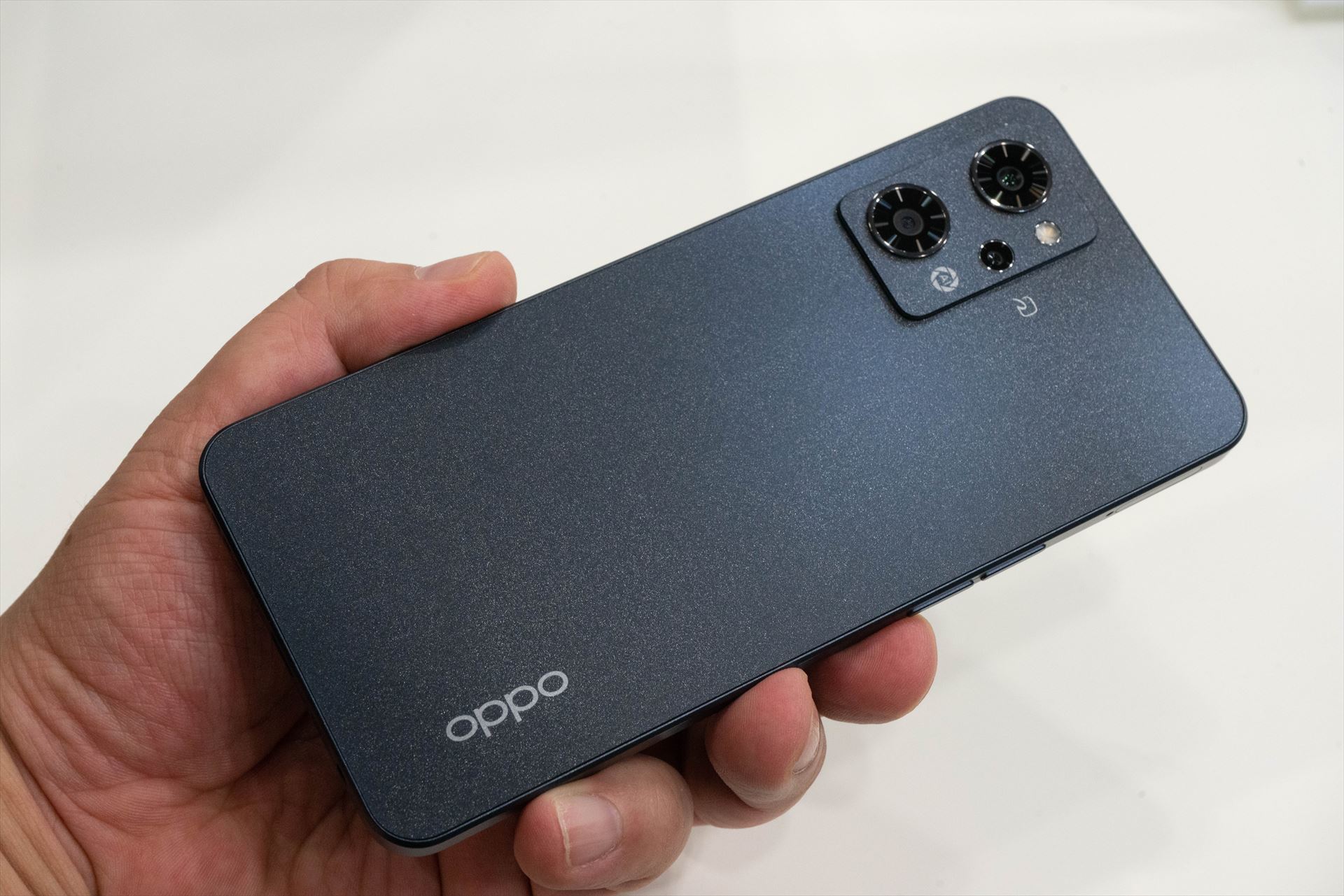 こういうのがいいよね。「OPPO Reno7 A」は軽くて綺麗、長くお付き合い