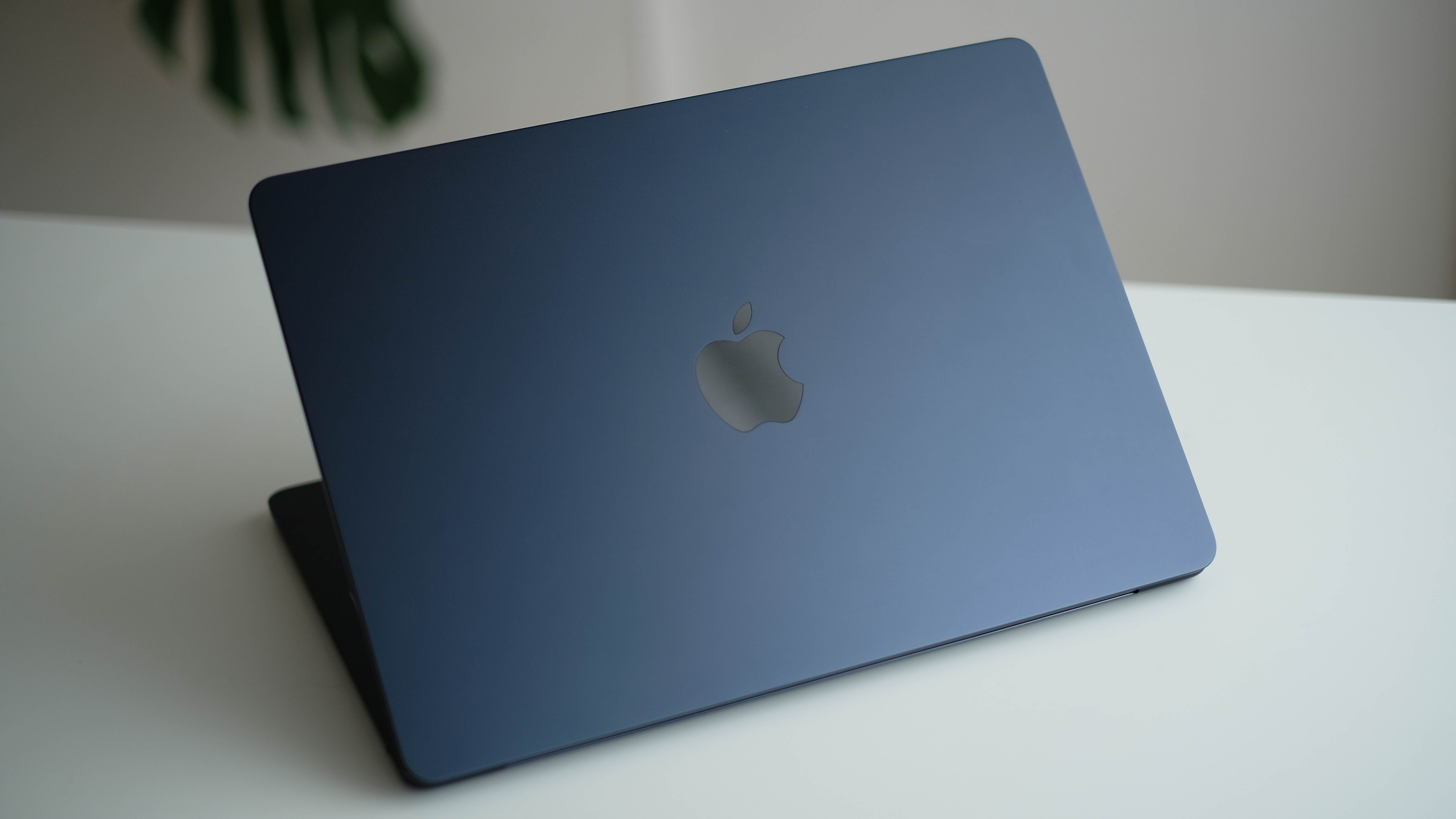 M1の衝撃から1年半、M2 MacBook Airは極上のボディに進化しました 