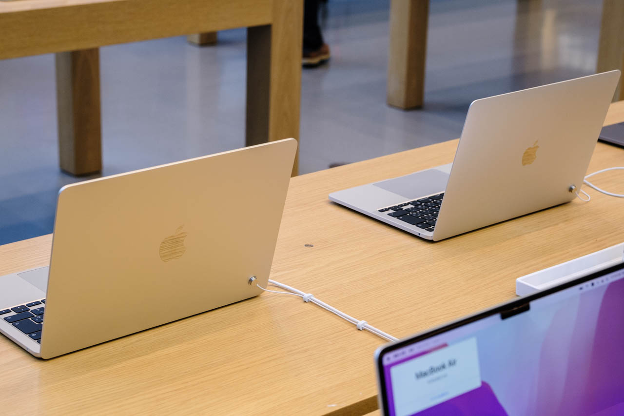 MacBook Air発売日のアップル表参道。スターライトがいい色なんだよ 