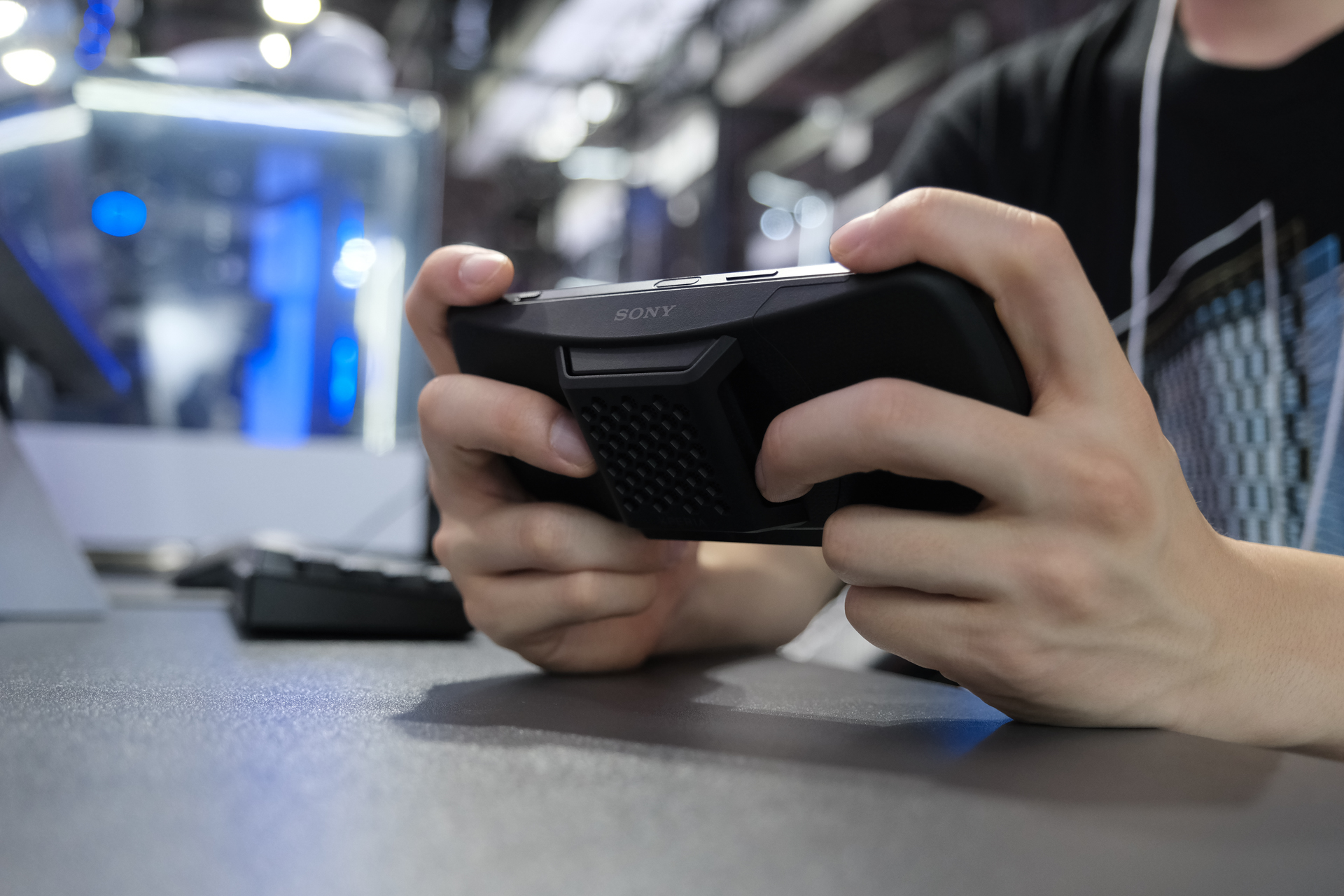 このケース、持ちやすすぎる…。「Xperia Stream for Xperia 1 IV」は