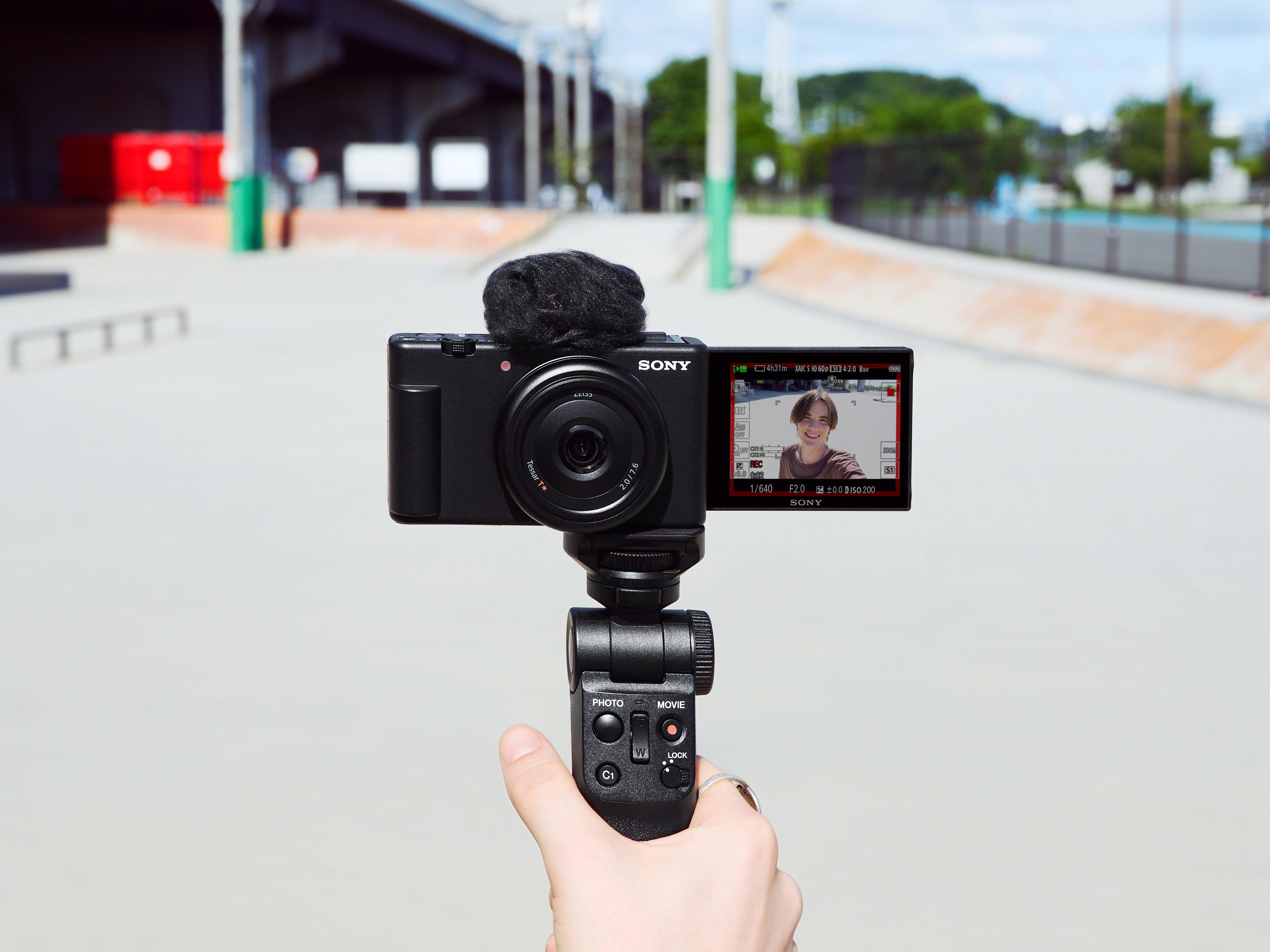 ソニーの最新VLOGCAM「ZV-1F」はキュートでワイドな単焦点コンデジ
