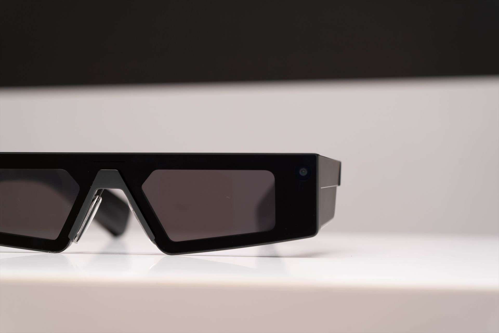 SnapchatのARグラス「Spectacles」は、小型・軽量・フルワイヤレス