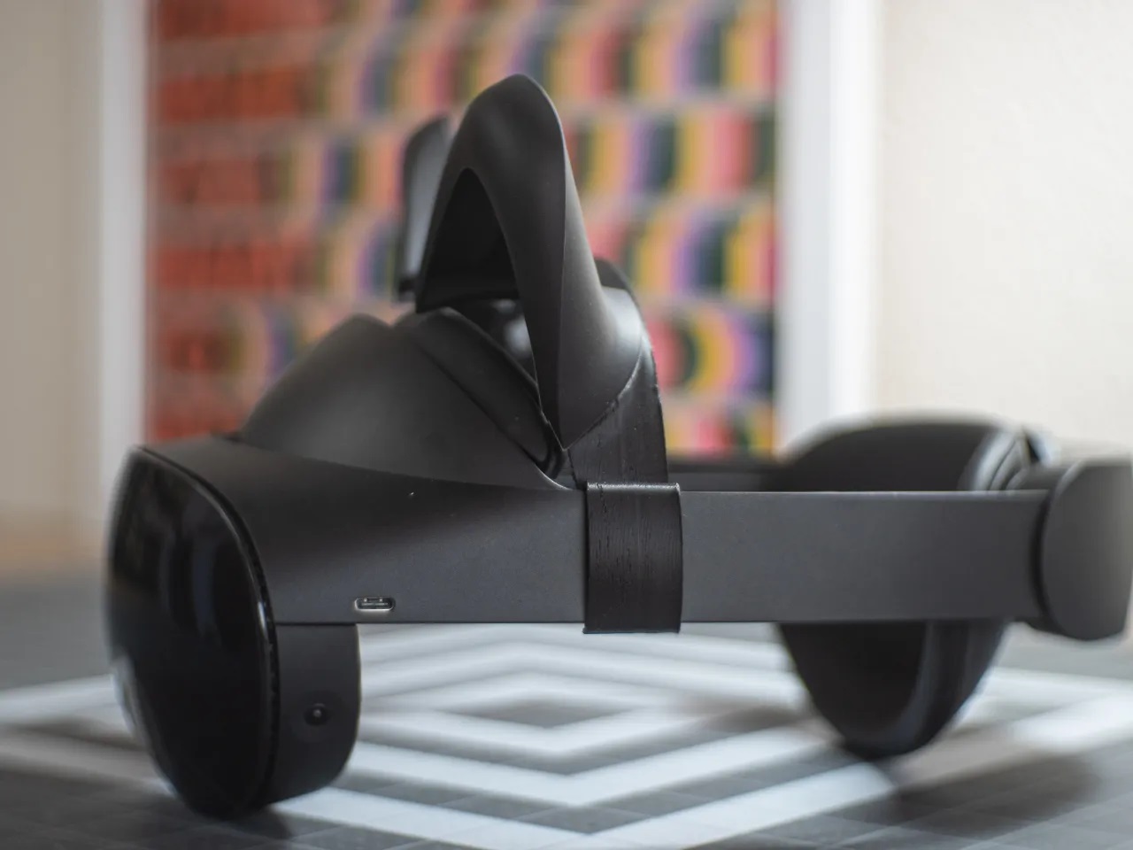 Quest Pro、ネコ耳付けたら世界一かわいいVRヘッドセットになった