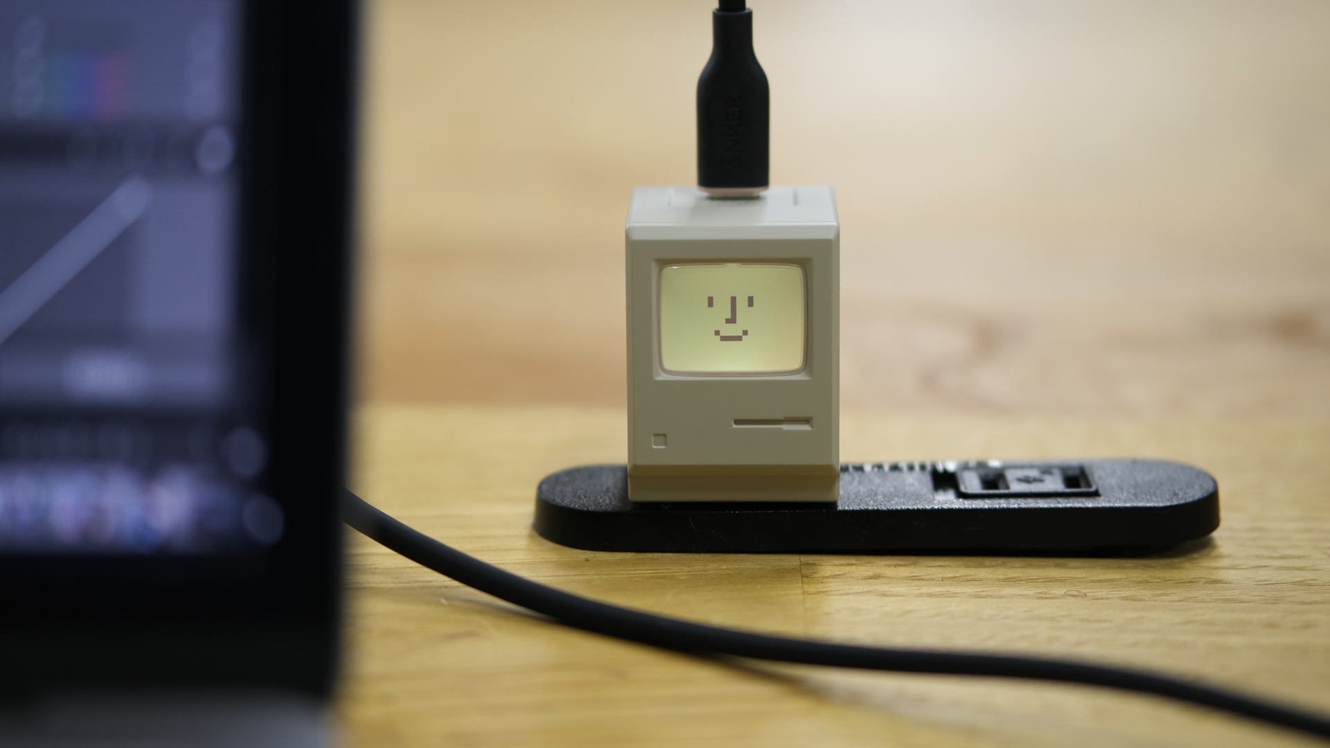初代Macモチーフのレトロかわいい充電器 | ギズモード・ジャパン