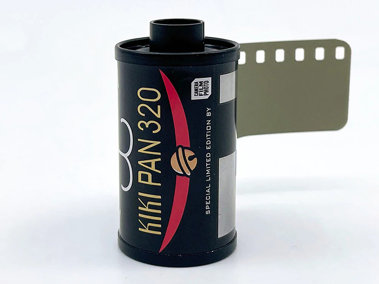 ストリートスナップ向けの粒子の粗い白黒フィルム「KIKI PAN320」で何