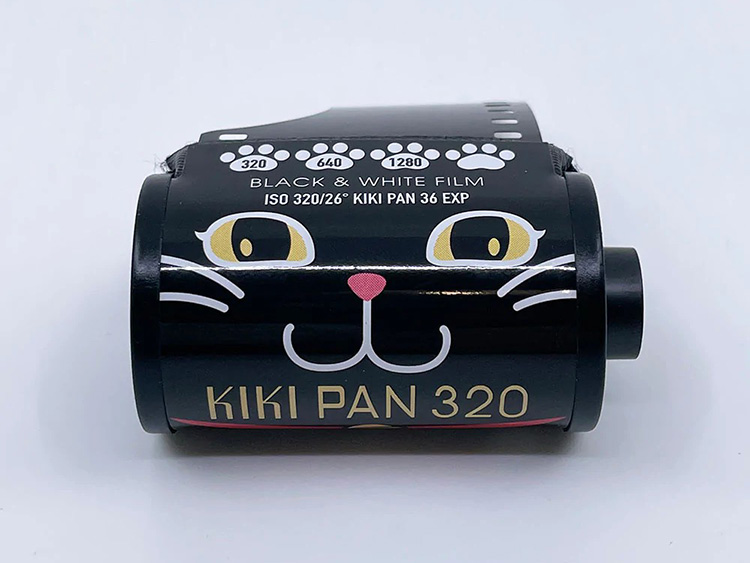 ストリートスナップ向けの粒子の粗い白黒フィルム「KIKI PAN320」で何