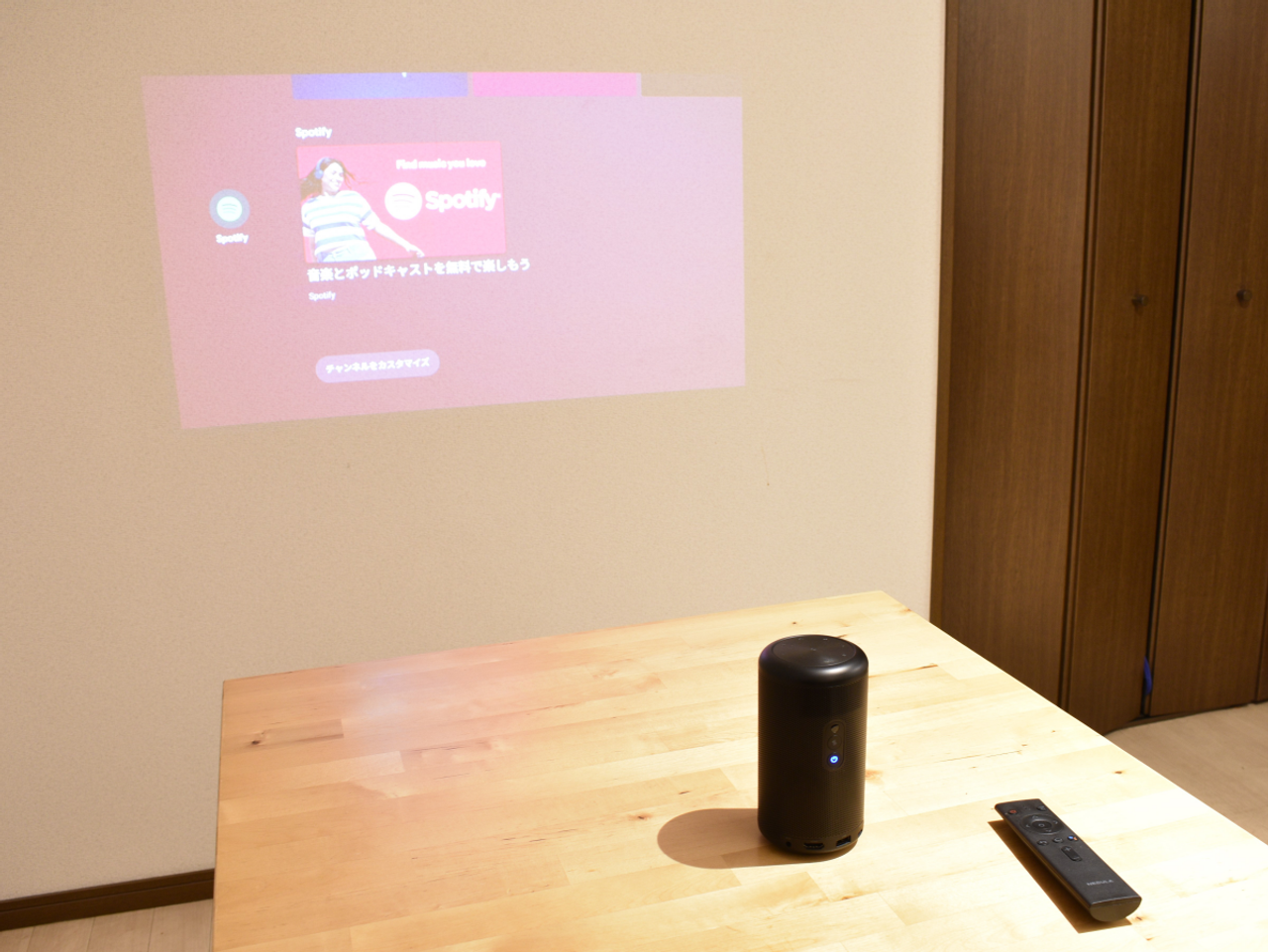 いつでもどこでも映画館体験。バッグにすっぽり収まるプロジェクター
