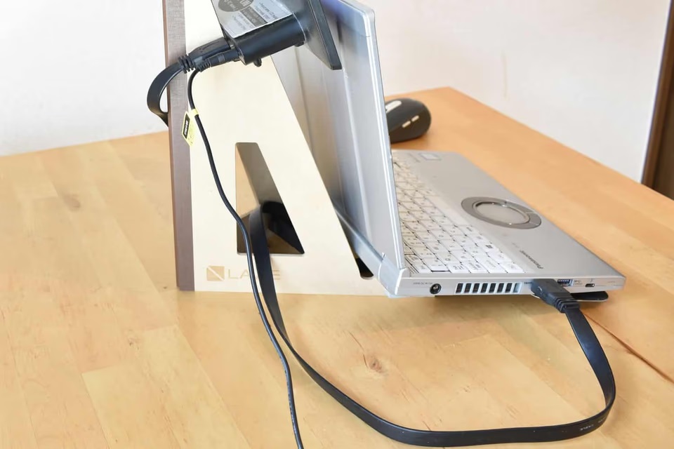 縦置き2画面が見やすい。モバイルモニタースタンドでPC作業が効率化