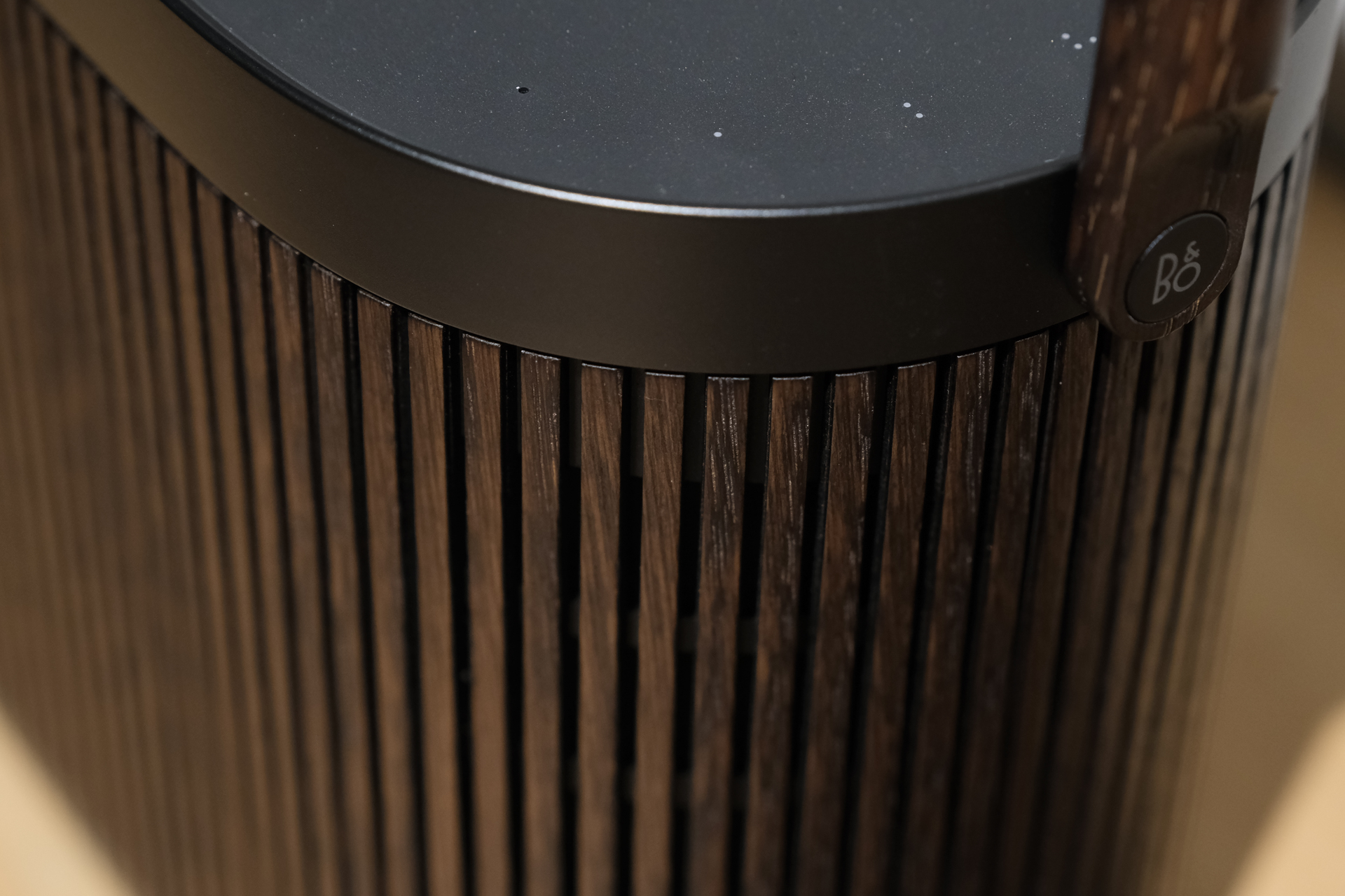 こんなに家具めいたスピーカー、そうそう無い。「Beosound A5」を見 