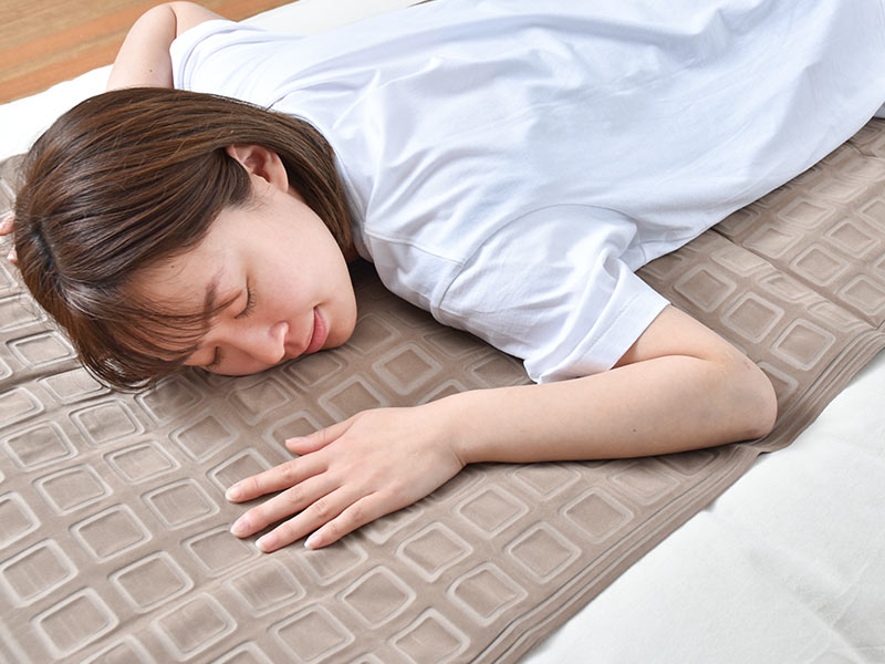 寝苦しい夜に 水冷マットレス 電気冷却マット ひんやりマット 寝苦しい夜。
