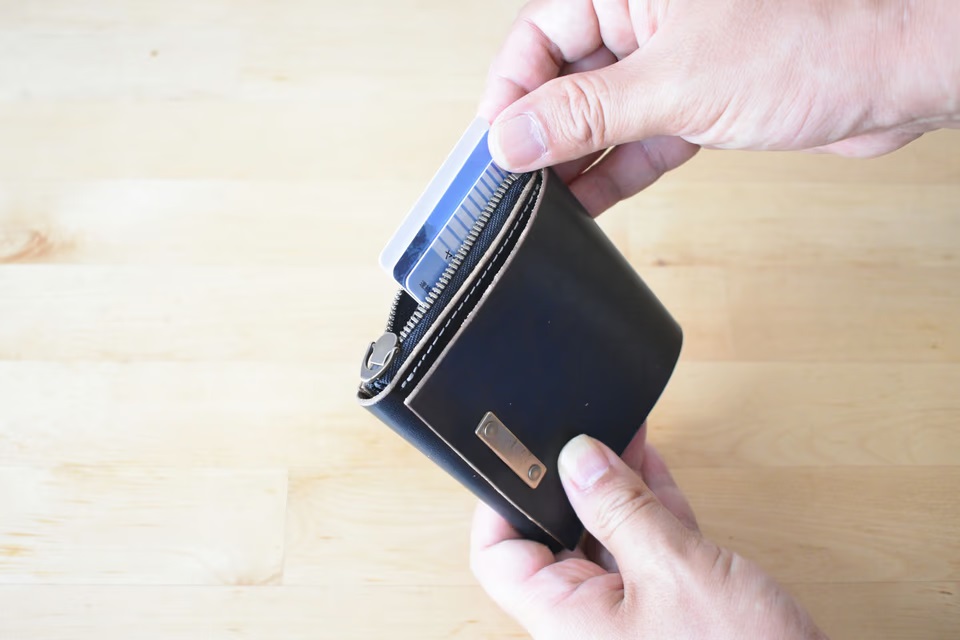 四方八方からお金を取り出せる！ 馬革製の多才なコンパクト財布を試し