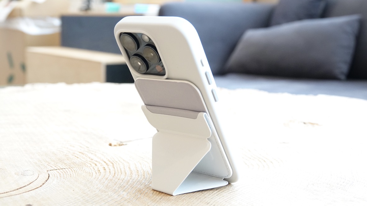 触るとサラサラなホワイト。MOFTのiPhone 15用レザーケースは高級感が