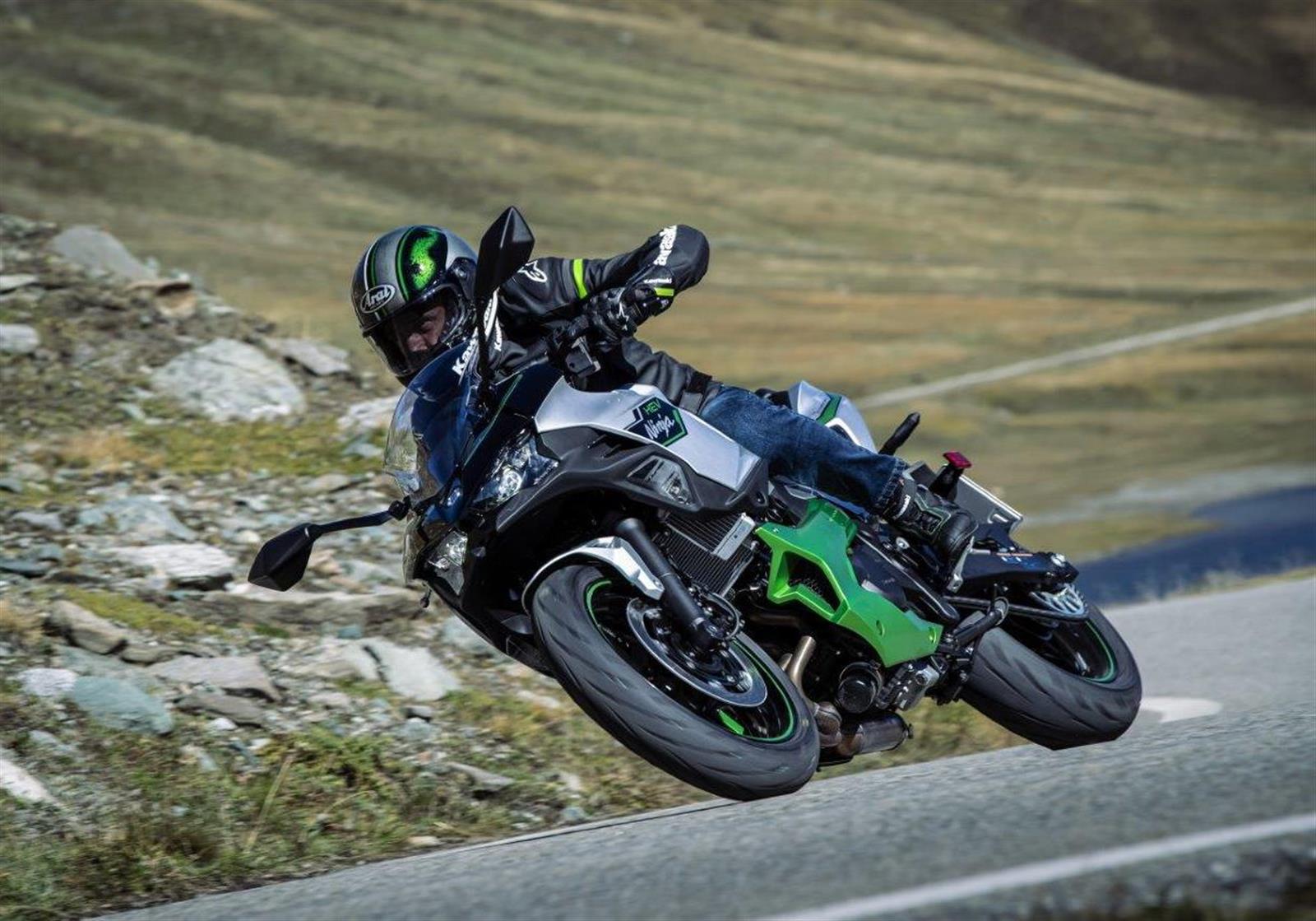 強烈加速な「Ninja 7 HEV」はバイク初のストロングハイブリッド