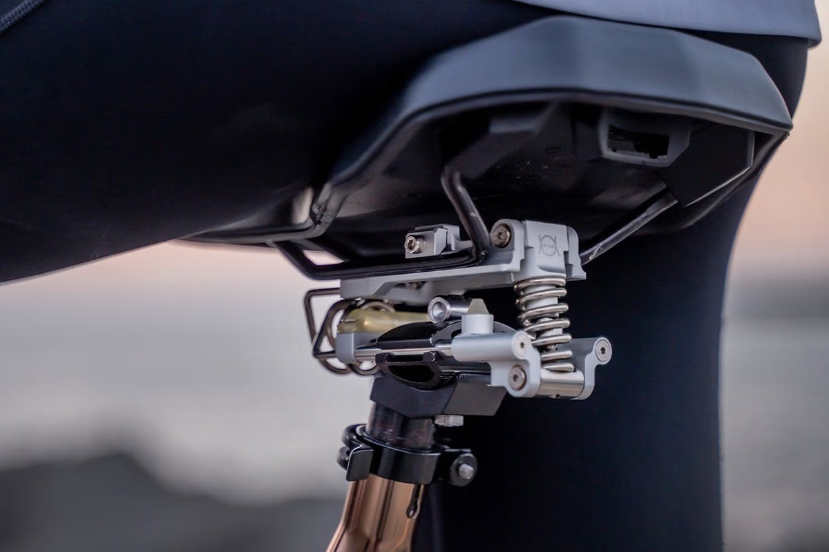 スポーツ自転車の固いサドルに伝わる衝撃を360°全方向に吸収してくれる 