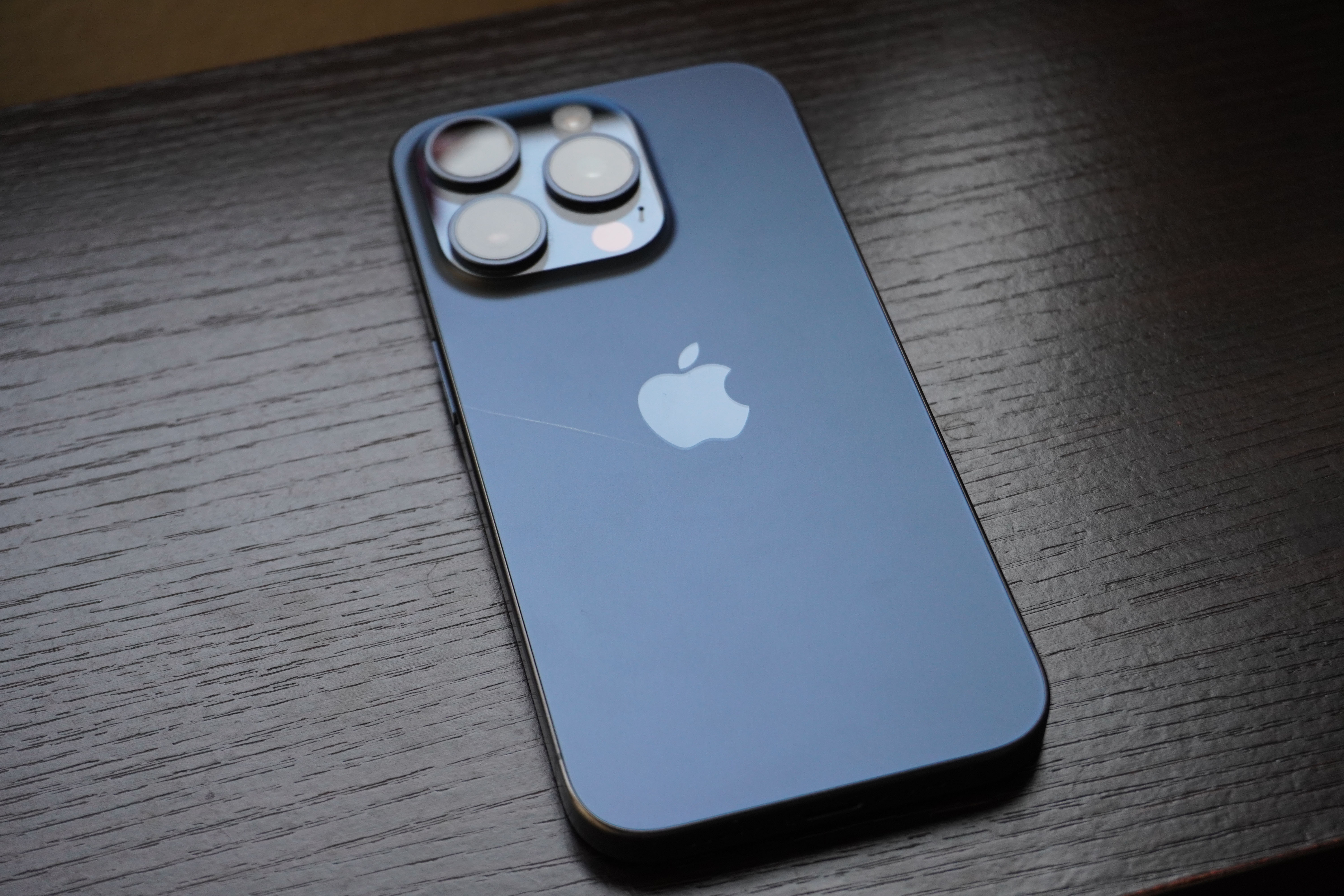 iPhone 15 Pro、ケースなしチャレンジに敗北した者の末路 | ギズモード