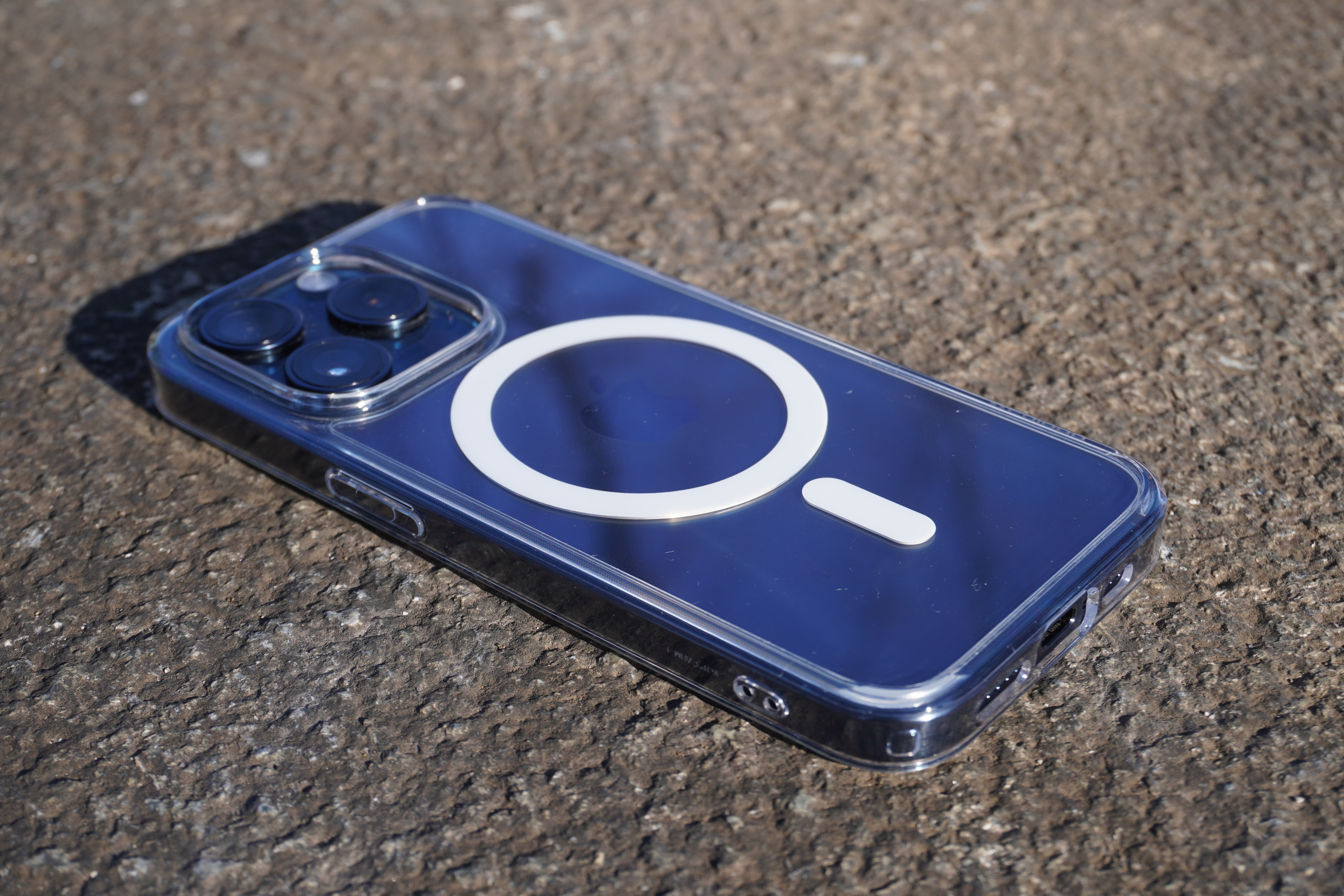 iPhone 15 Pro、ケースなしチャレンジに敗北した者の末路 | ギズモード