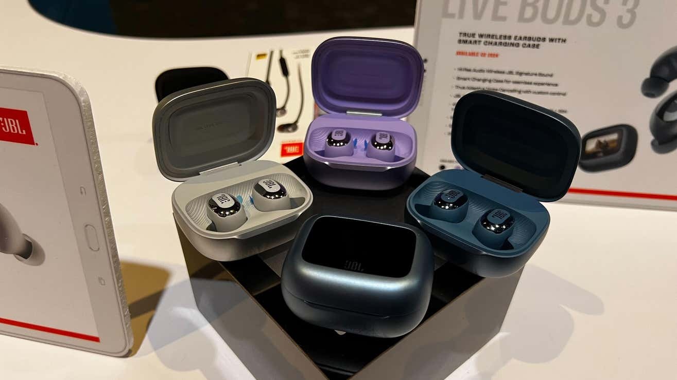 JBLの新型イヤホンは充電ケースにタッチディスプレイ搭載 #CES2024
