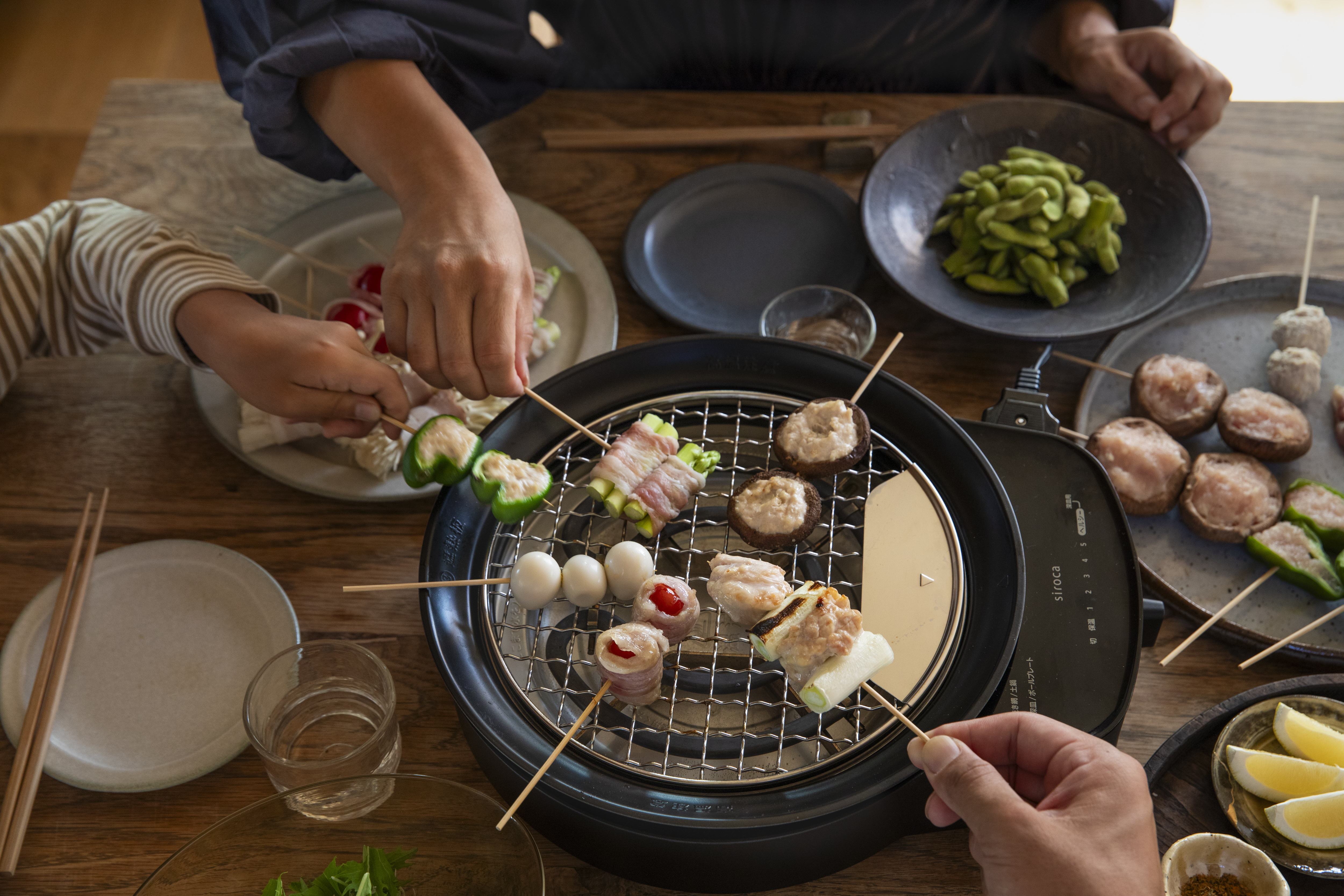 串焼きもたこ焼きも鍋も。卓上で楽しめる現代版のいろり | ギズモード