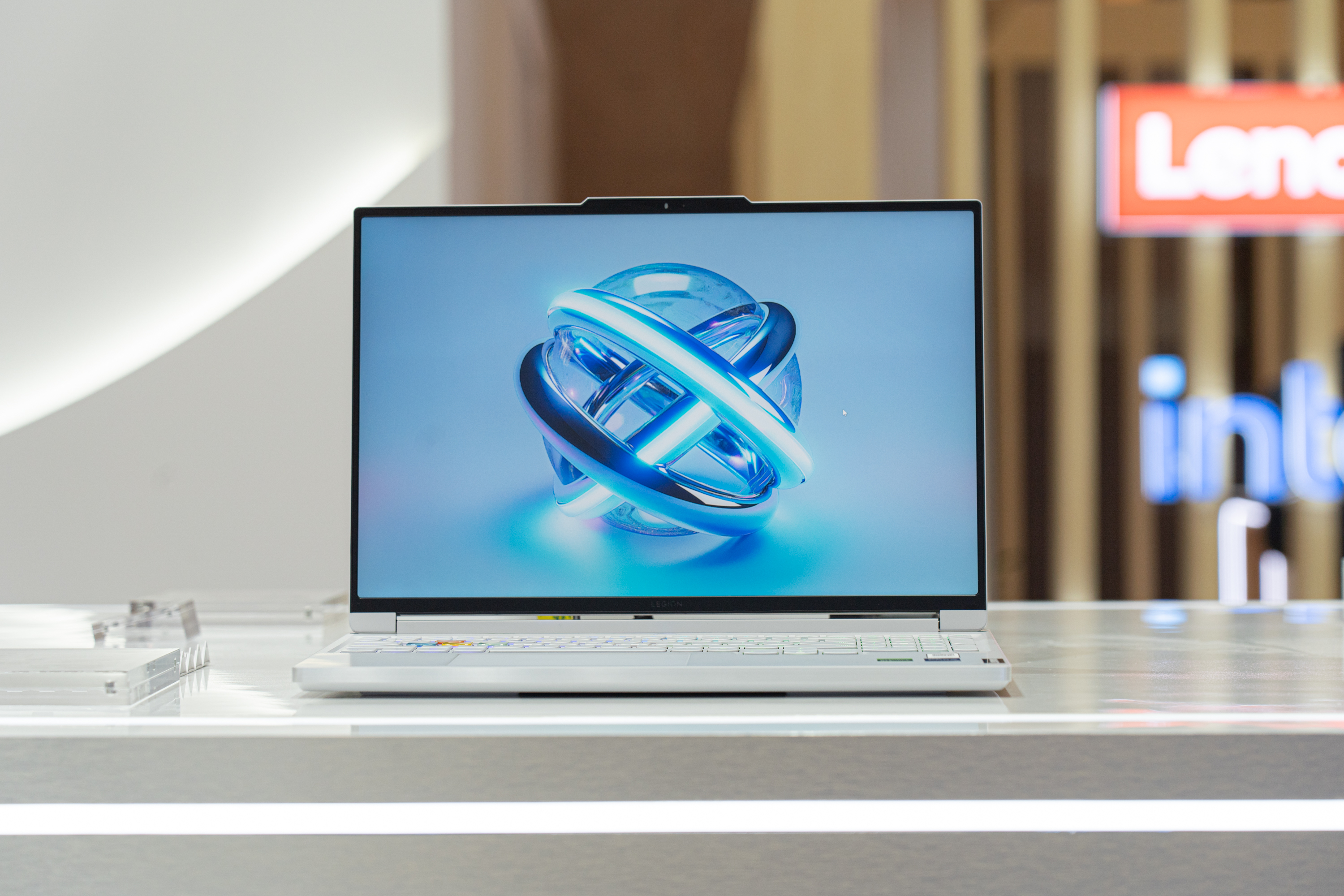 すっきりデザイン、でもパワフル。レノボの「白いゲーミングノートPC