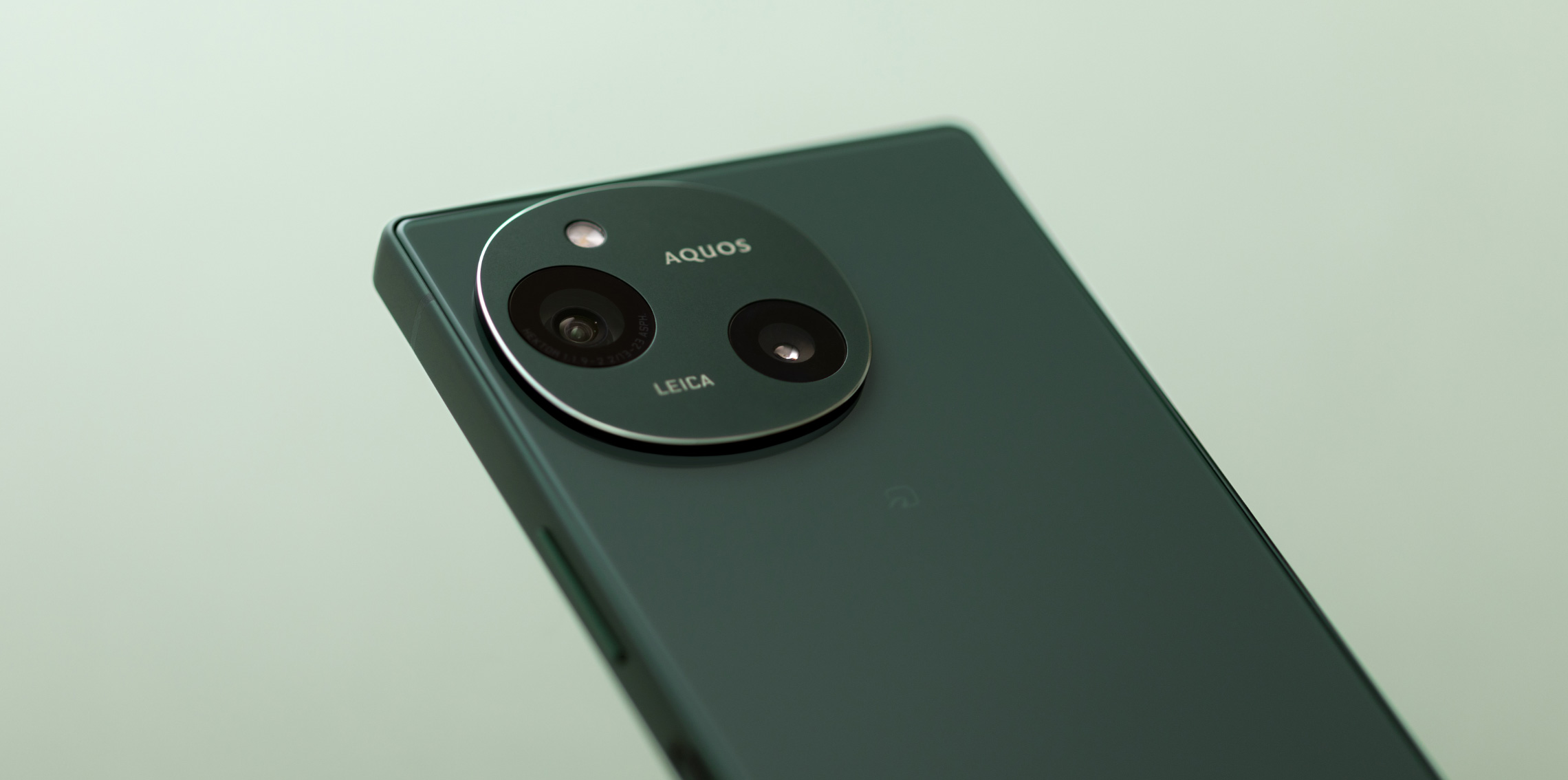 ほんのりかわいい国産ハイエンドスマホ。「AQUOS R9」デビュー
