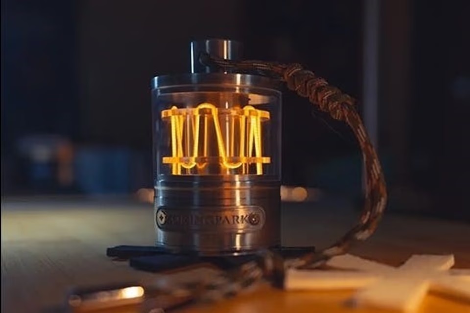 最大連続使用時間15時間のLED小型ランタンは、使い勝手抜群の便利