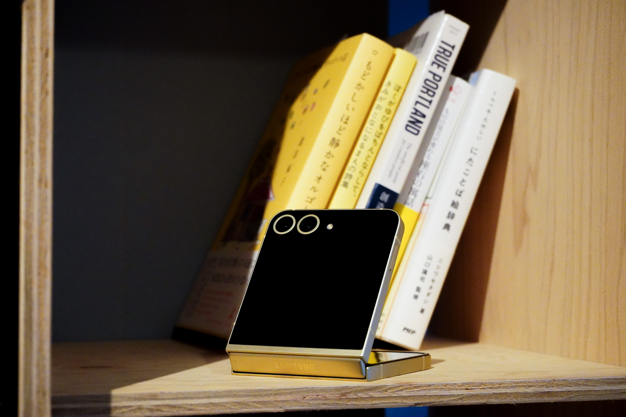 まぼろtwo@プロフ見てね。専用「天国の階段」セル 画面の折り目はどこ？「Galaxy Z Flip6」をじっくり観察 | ギズモード