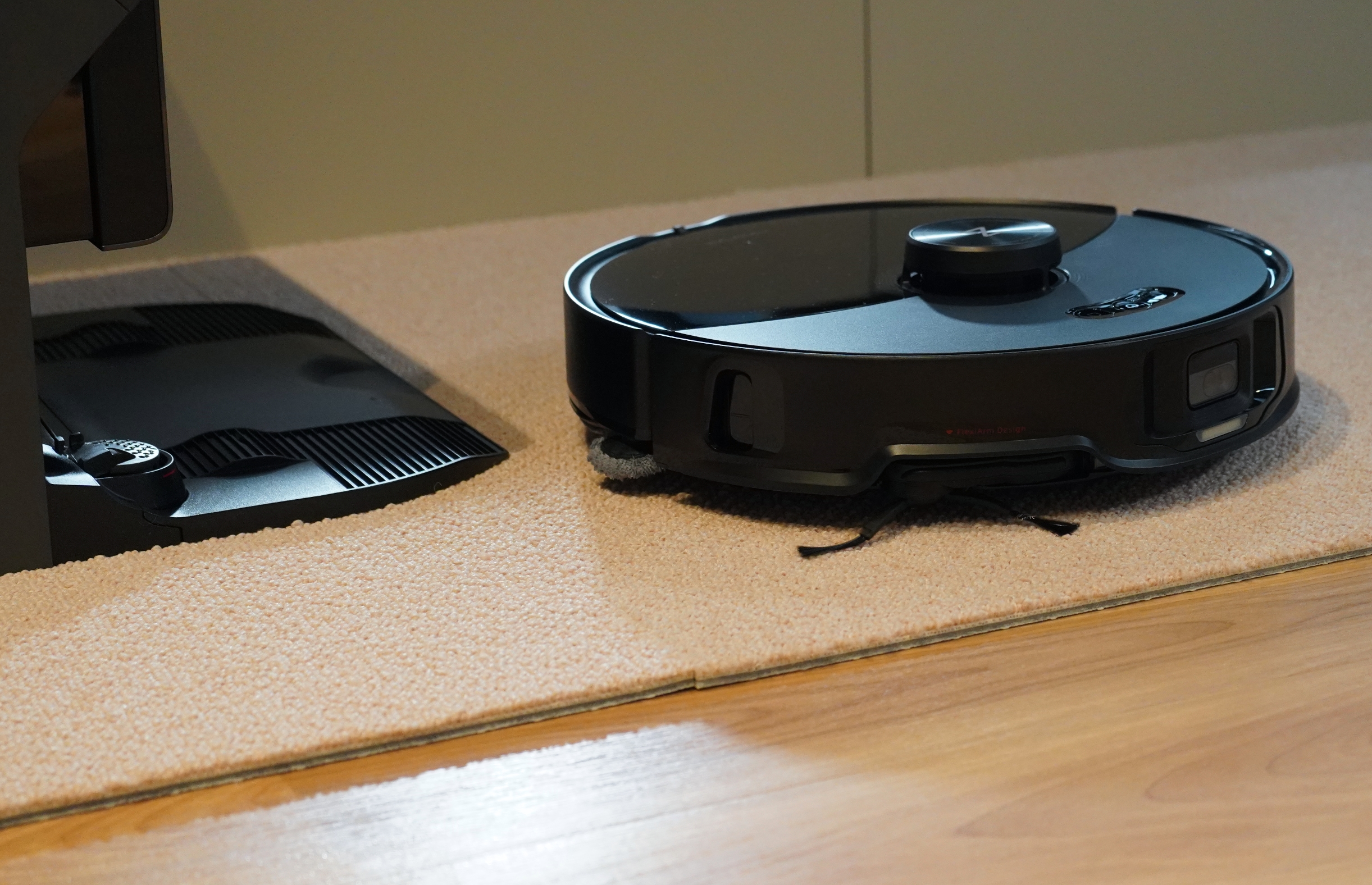 ロボット掃除機が突然進化。腕が生える、そして伸びる | ギズモード
