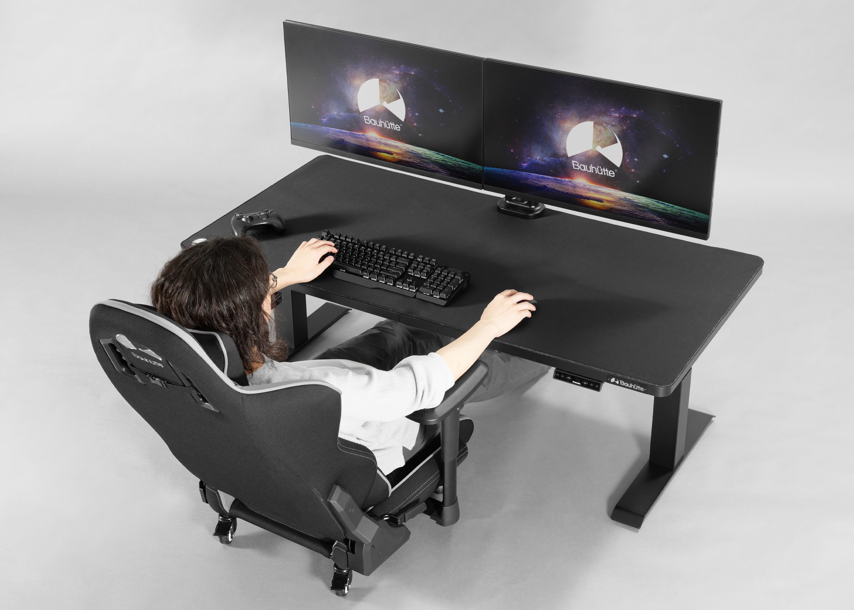 人間をだめにするクッションと合わせて使えるゲーミング昇降デスク