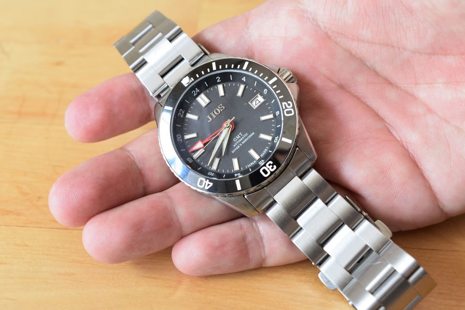 TUNER GMT 200m防水 ステンレススチール 200m防水＆GMT機能！JIOSの新作ダイバーズウォッチで冒険を楽しもう