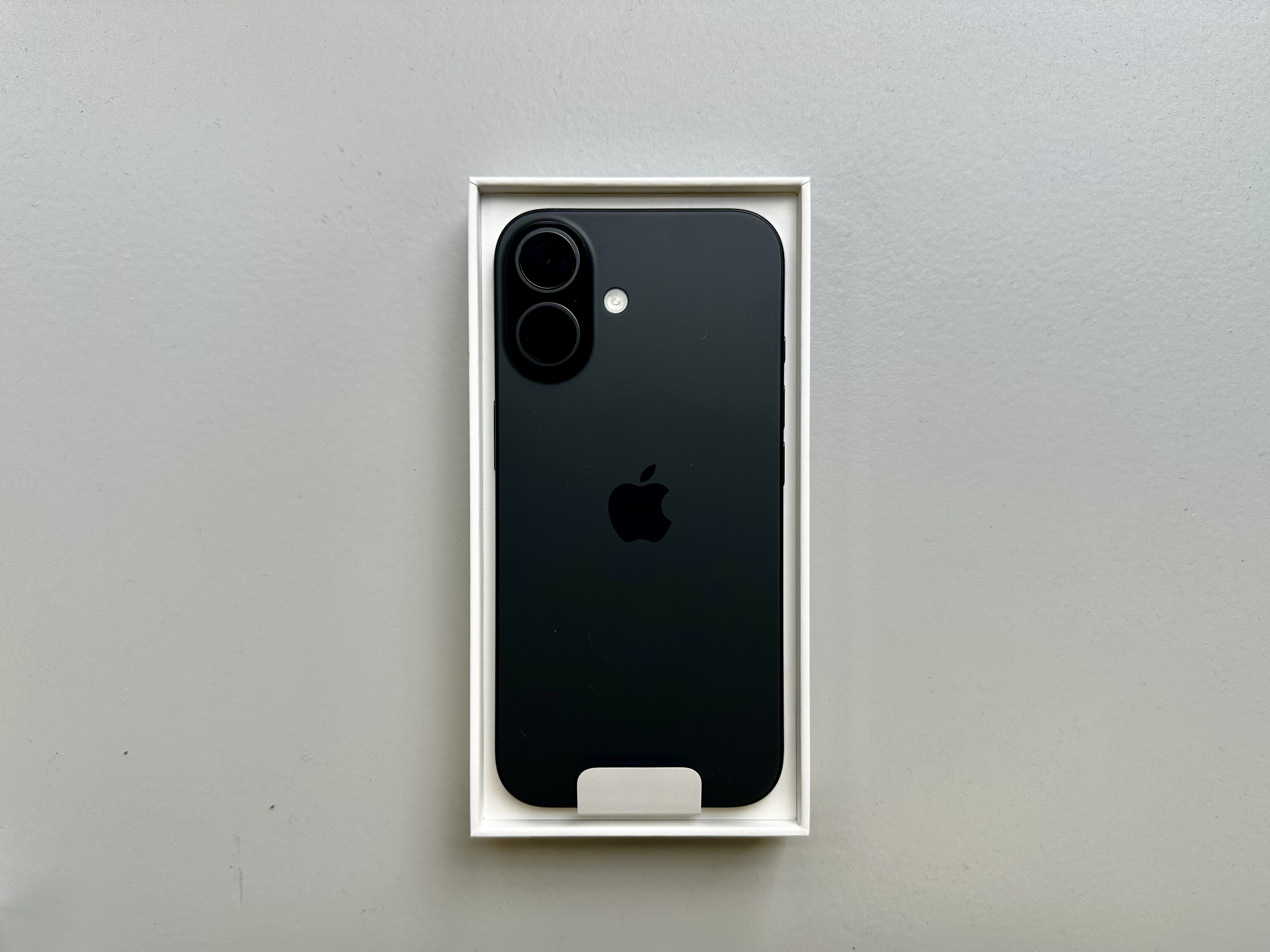 開封】iPhone 16を、アンボックス！ | ギズモード・ジャパン