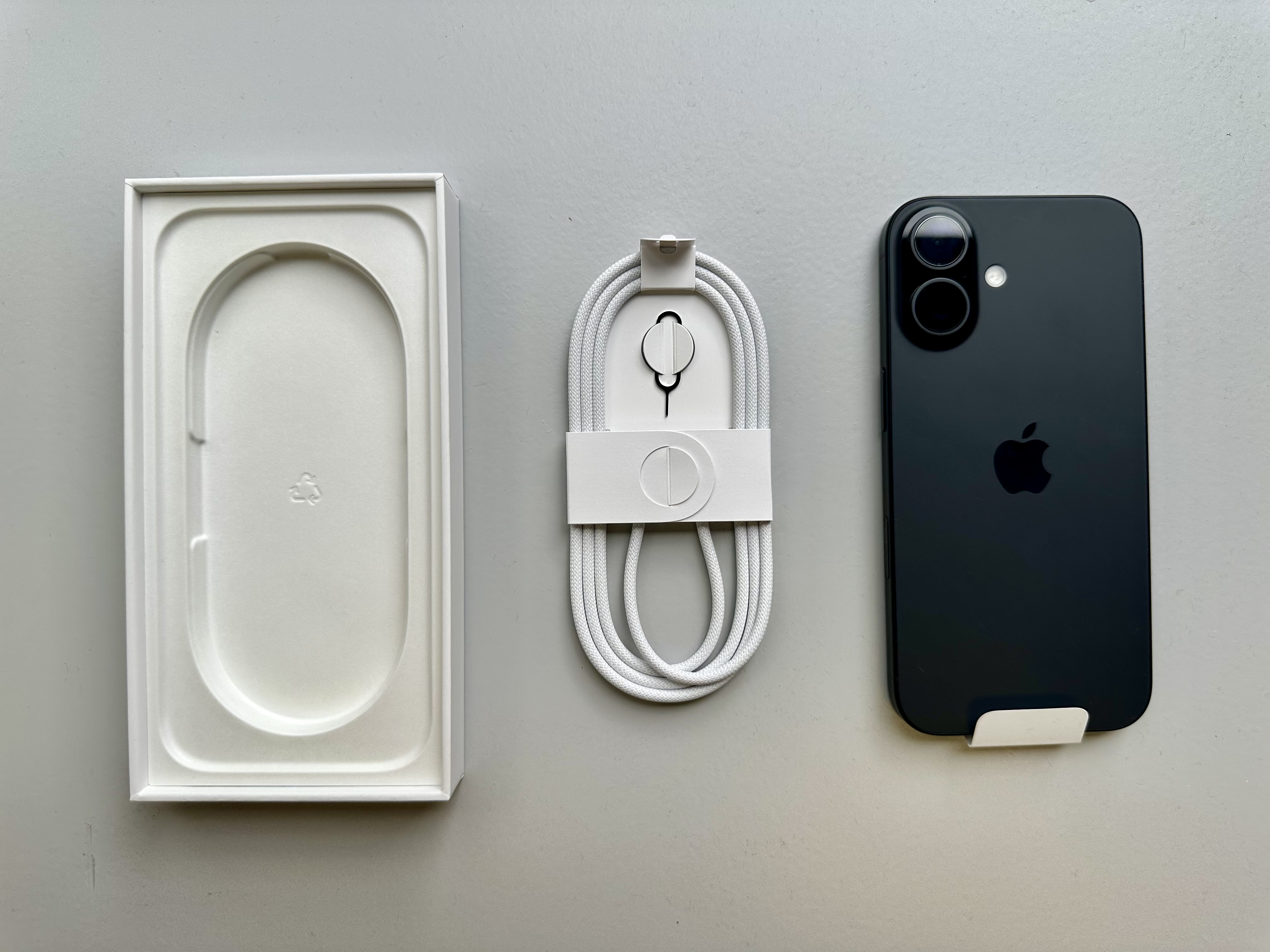 iPhone 16 箱 開封】iPhone 16を、アンボックス！ | ギズモード・ジャパン