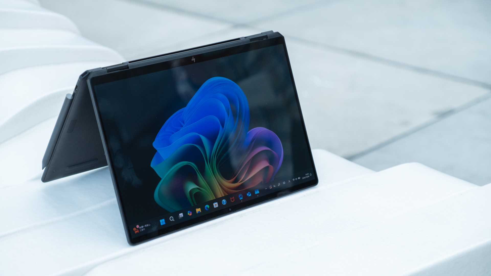 軽くて賢かった。HPの新しいノートPCはAIもコンパチもお任せ 