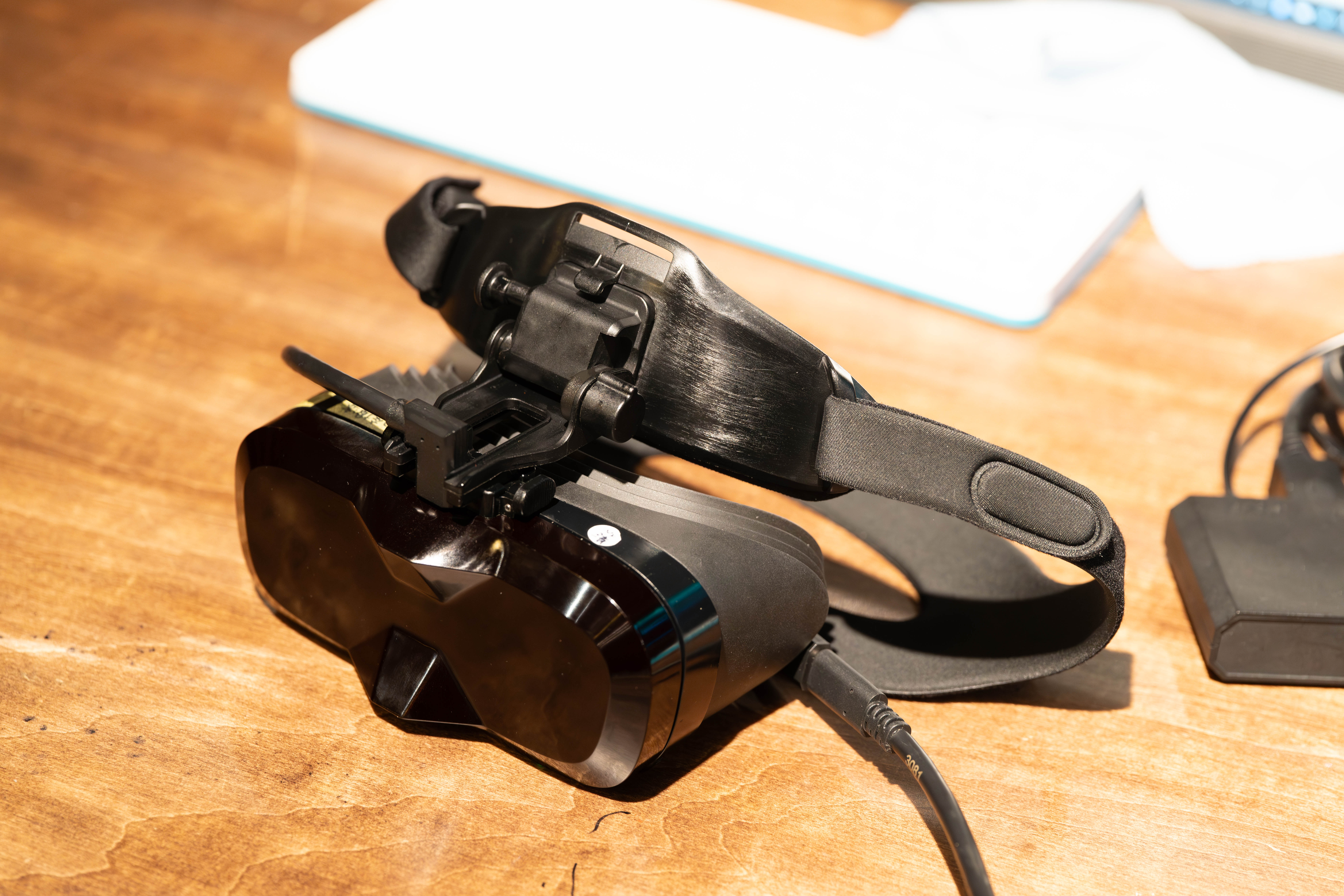 軽いのにハイパー高画質な“VR”ヘッドセット「MeganeX superlight 8K