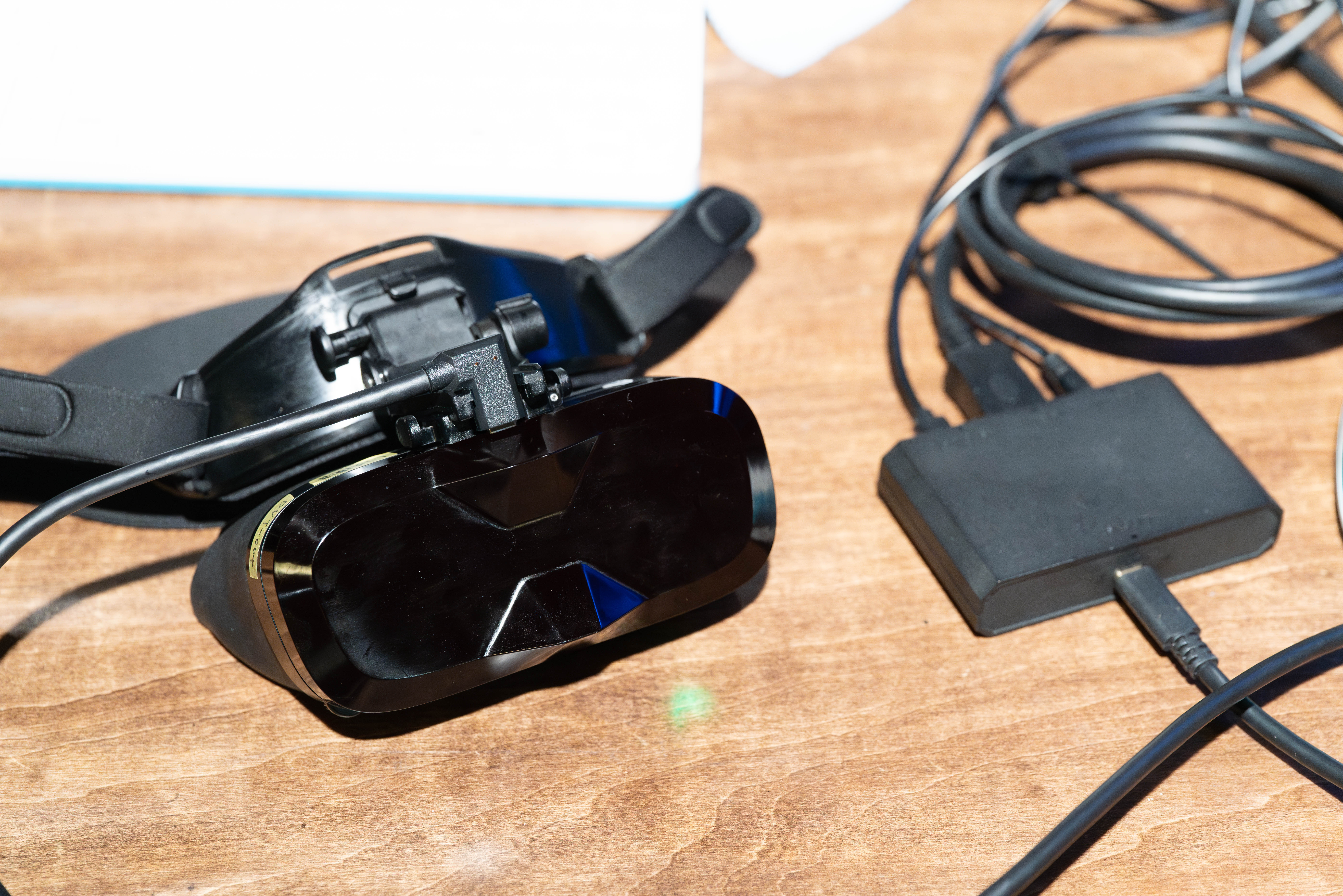 軽いのにハイパー高画質な“VR”ヘッドセット「MeganeX superlight 8K