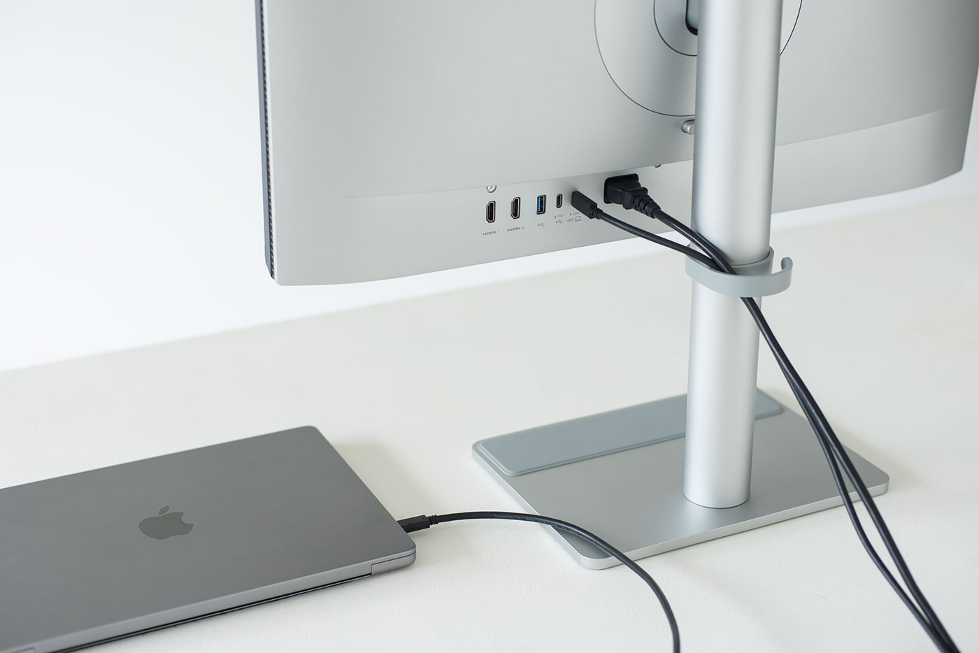 このMacBookとの一体感を見よ。BenQがMac向けディスプレイにかける本気