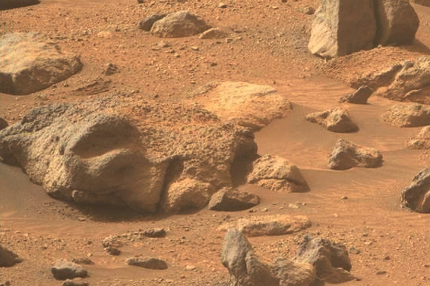 火星の人面岩、疲れ果てて寝てる人みたいで親近感がわく | ギズモード