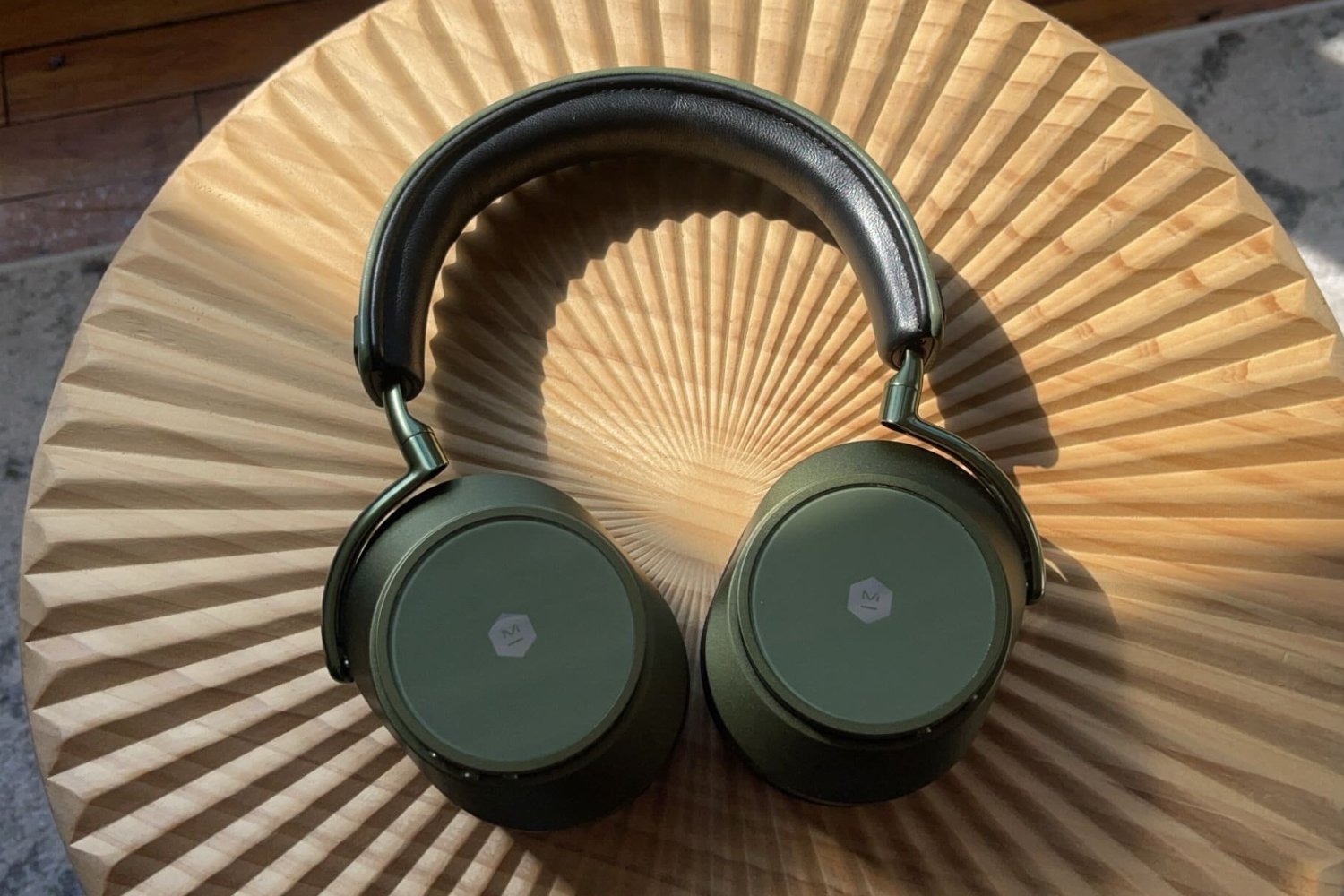 M&D ヘッドホン　Bluetooth ワイヤレス 脳波を読み取るヘッドホン「MW75 Neuro」。音質はいいけど価格に見合う