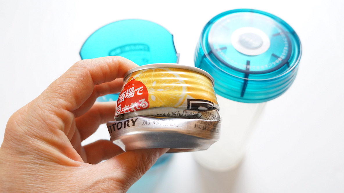 かさばる空き缶を3分の1に圧縮。秒でできるゴミ袋内の省スペース化