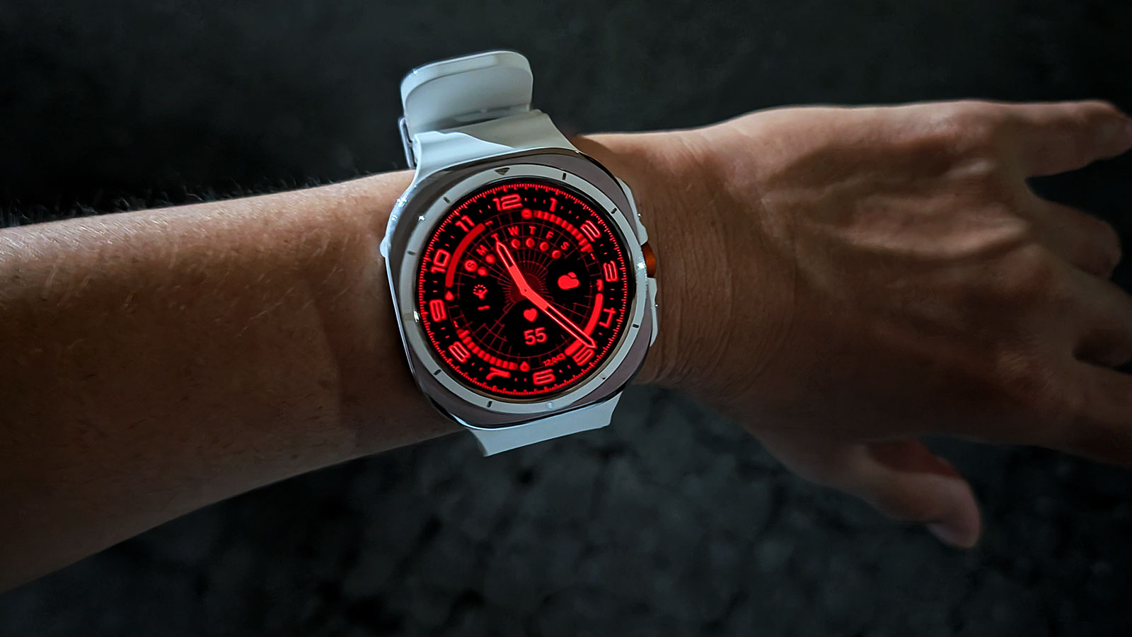 サムスンの最新「Galaxy Watch Ultra」が「Apple Watch Ultra 2」に激 