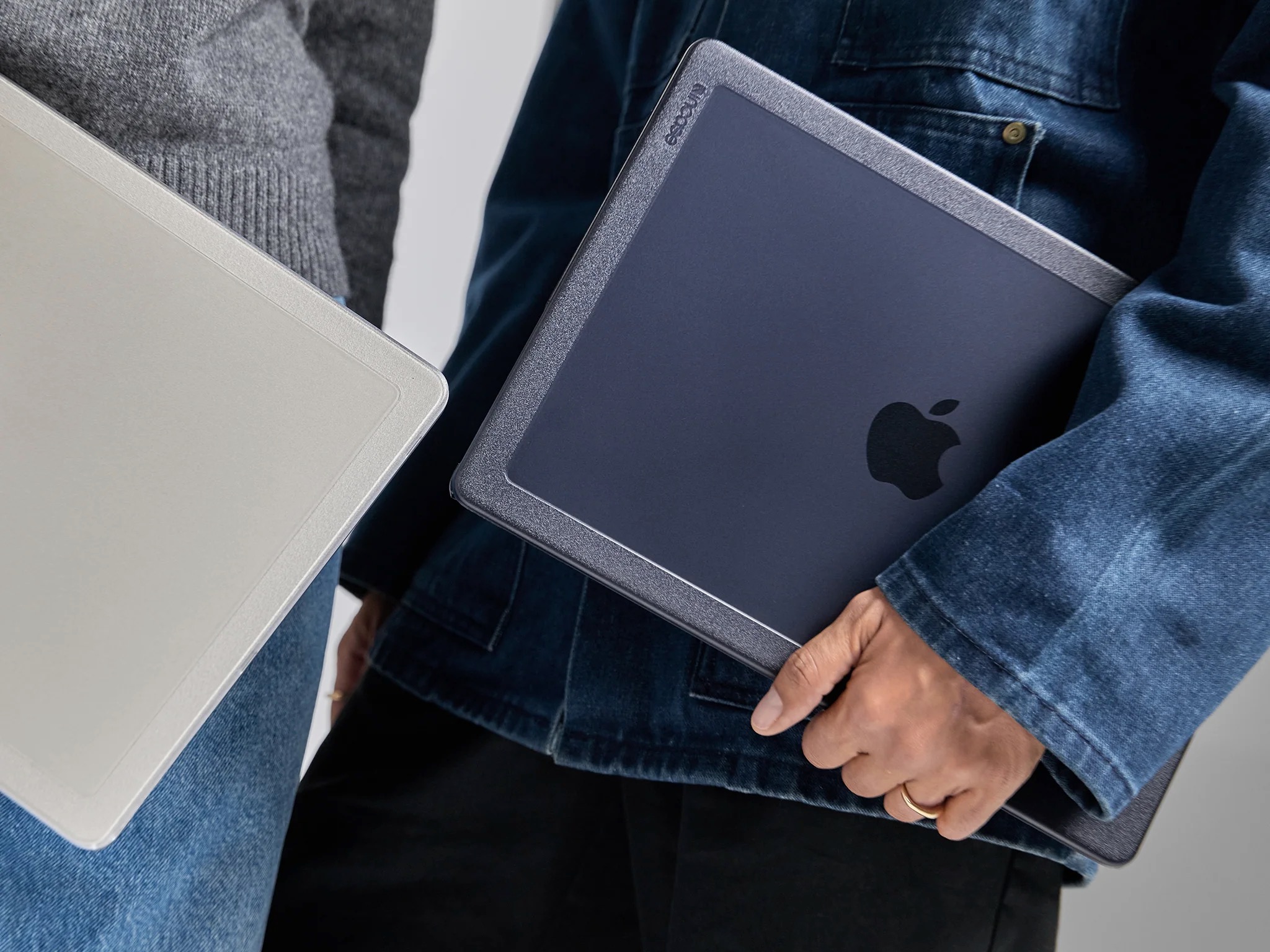 MacBook Proのデザインに飽きた。タフなケースで味付けした 
