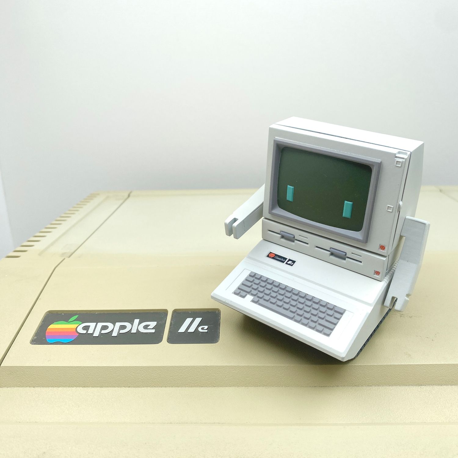 Apple Macintosh Classic II型 ポータブル小動物ケージ 昔のパソコンってロボットっぽかったよね | ギズモード・ジャパン
