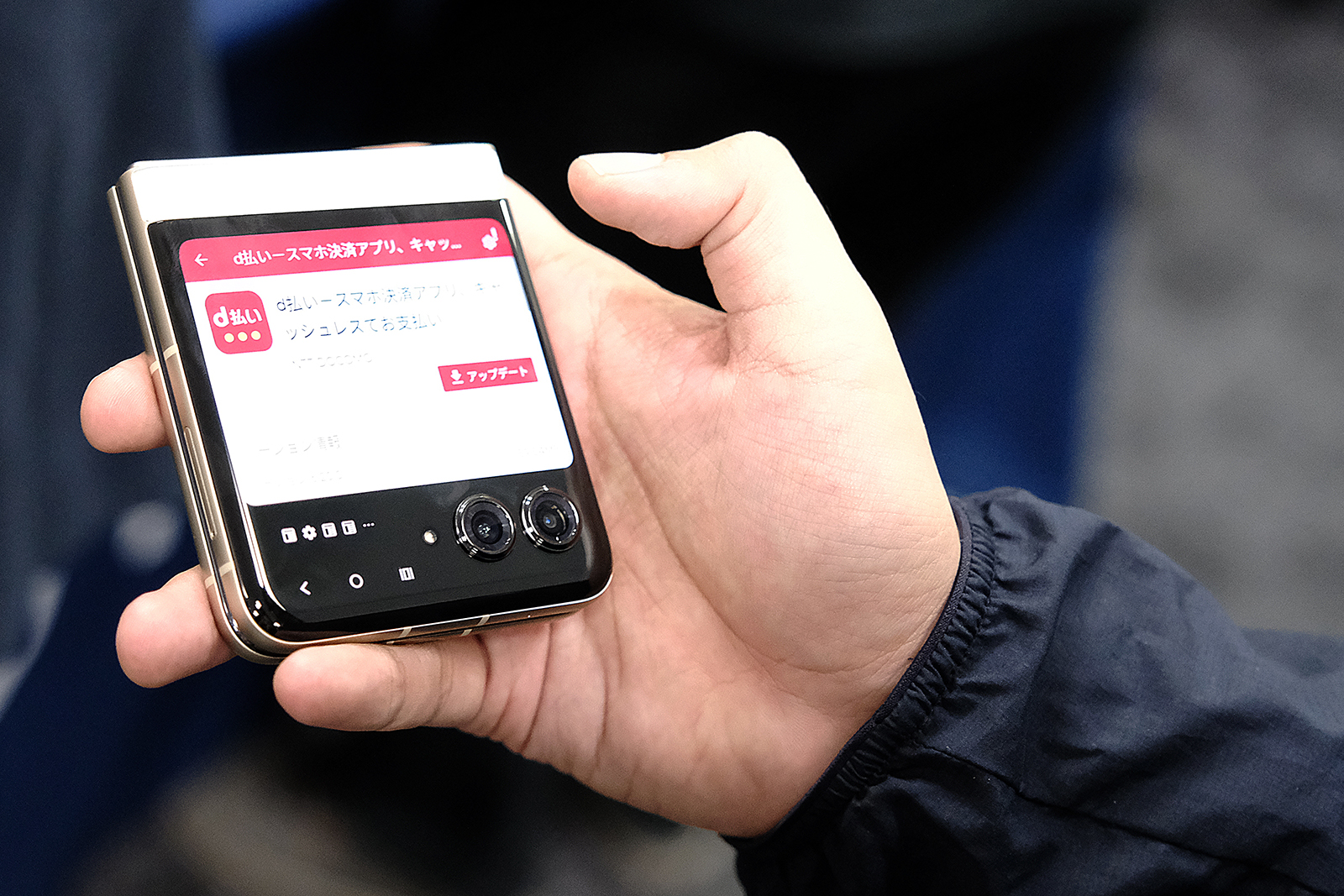 NTTドコモから「異色の折りたたみスマホ」 | ギズモード・ジャパン