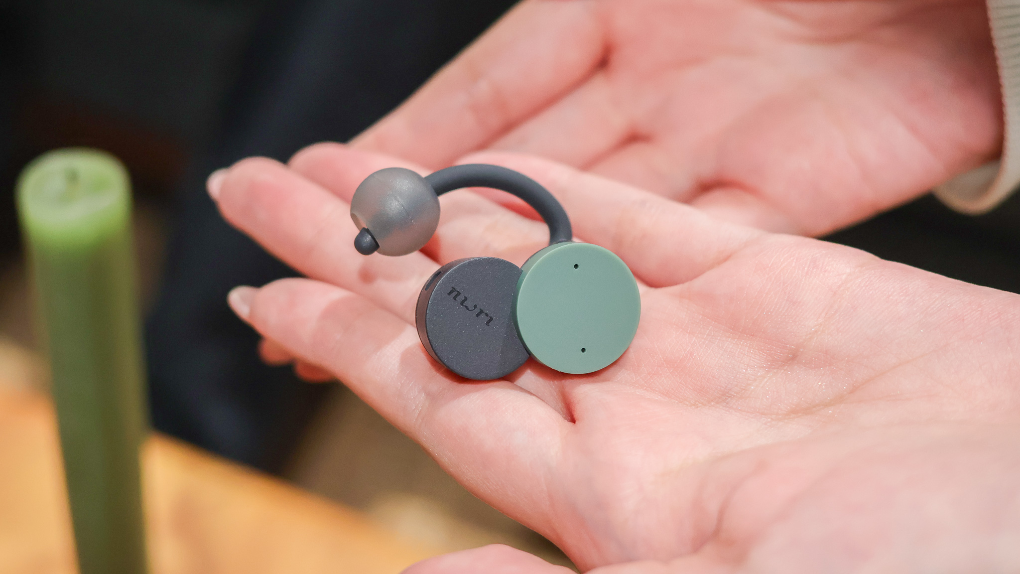 まるでイヤリング。完全ワイヤレス耳スピーカーで“聴き疲れ”しない まるでイヤリング。完全ワイヤレス耳スピーカーで“聴き疲れ”しない